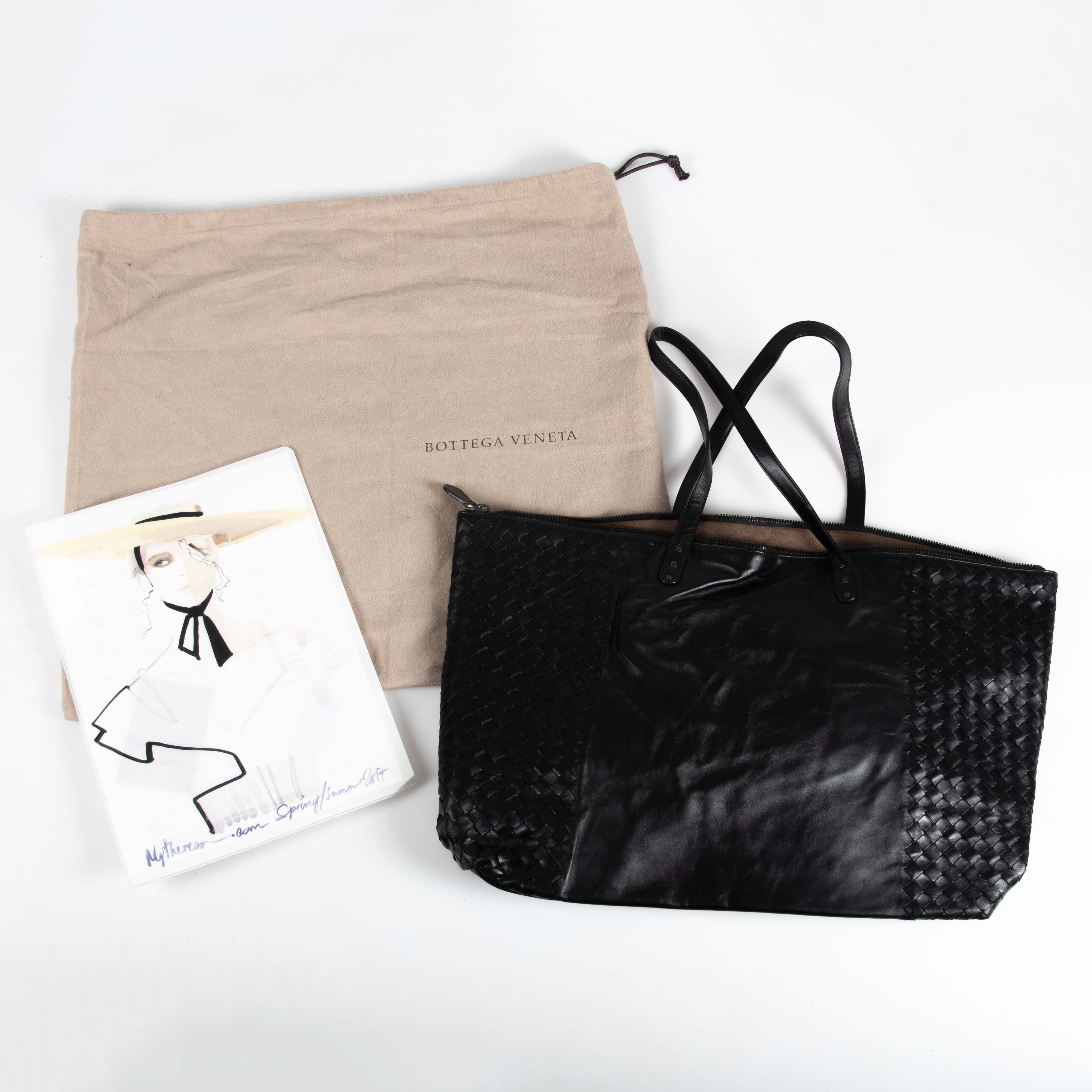 BOTTEGA VENETA. "Intrecciato Shopper" svart läderväska.