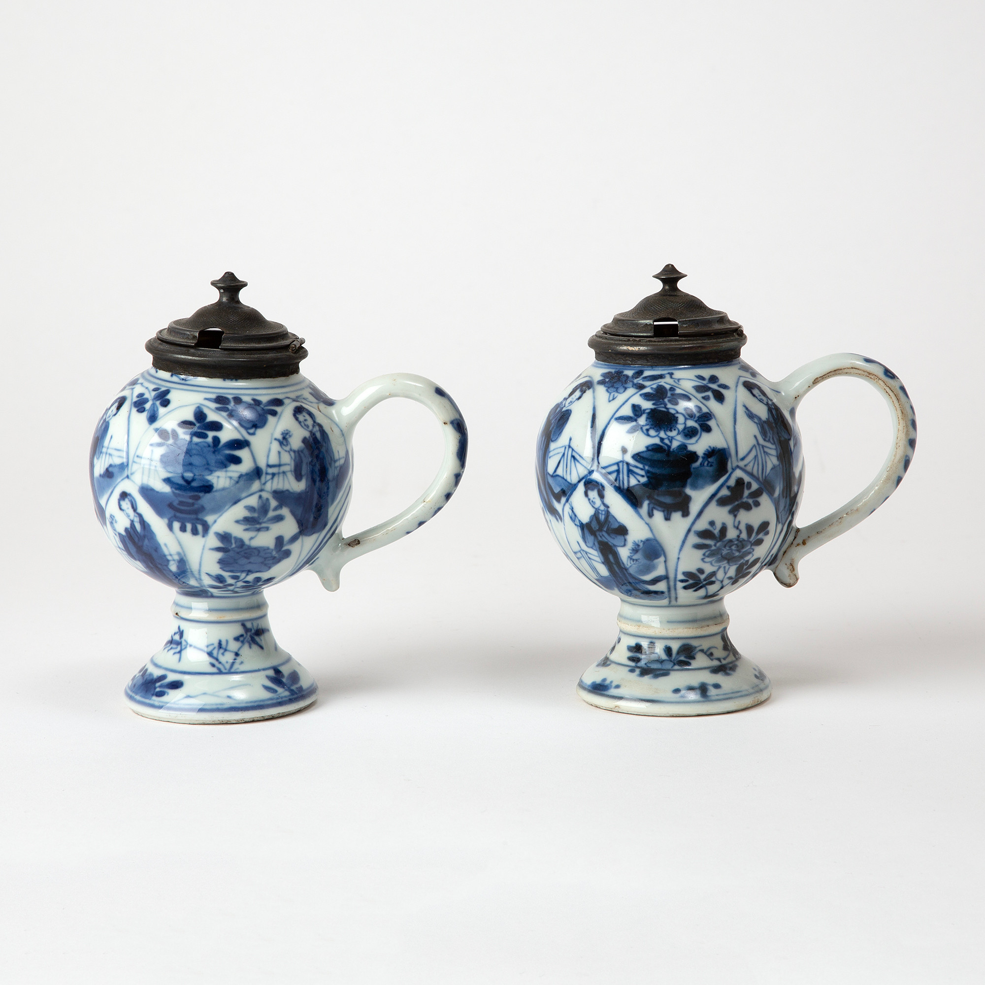 SENAPSKANNOR, 2 st, porslin, Kina, Kangxi (1662-1722).