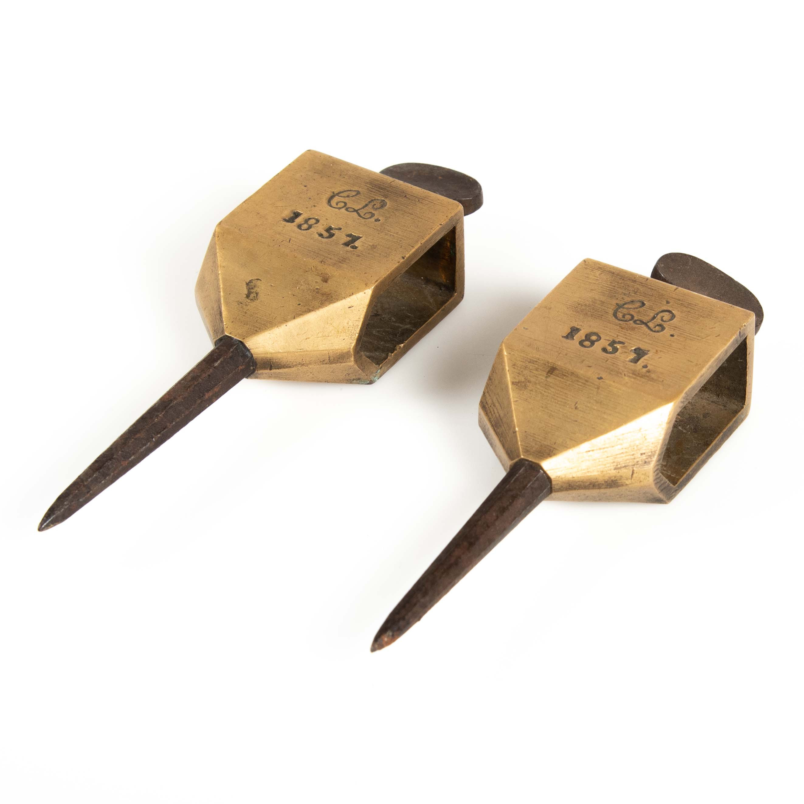 STICKPASSARSPETS ELLER EN STÅNGPASSARHYLSA (så kallade trammel points) i mässing och stål., ett par 1857, järn/mässing.
