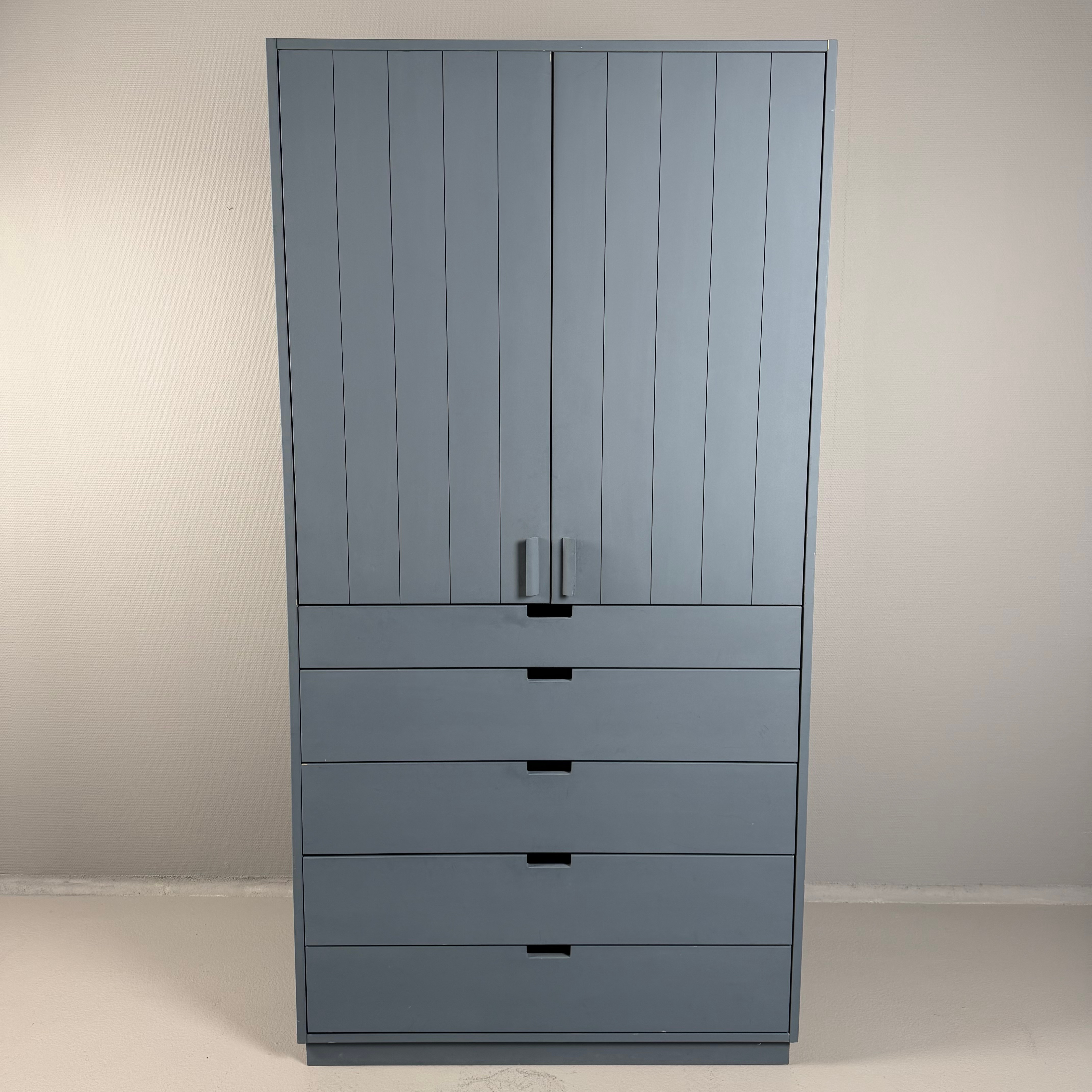 NIRVAN RICHTER (Född 1954). Klädskåp, "Massiv", design för Norrgavel, modell H10/M2.