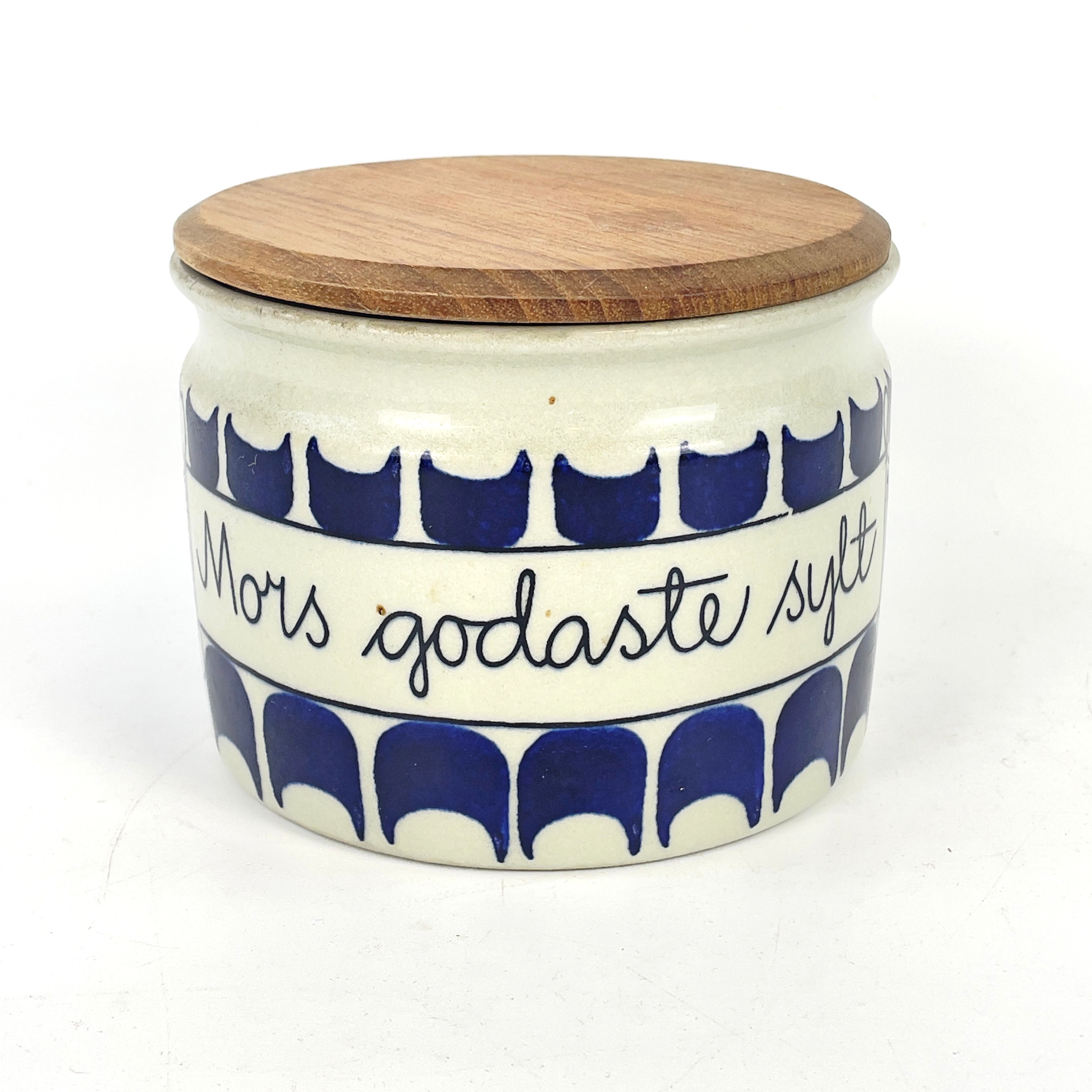 MARIANNE WESTMAN. Syltburk, "Mors godaste sylt", porslin/trä, handmålad, Rörstrand, monogramstämplad.