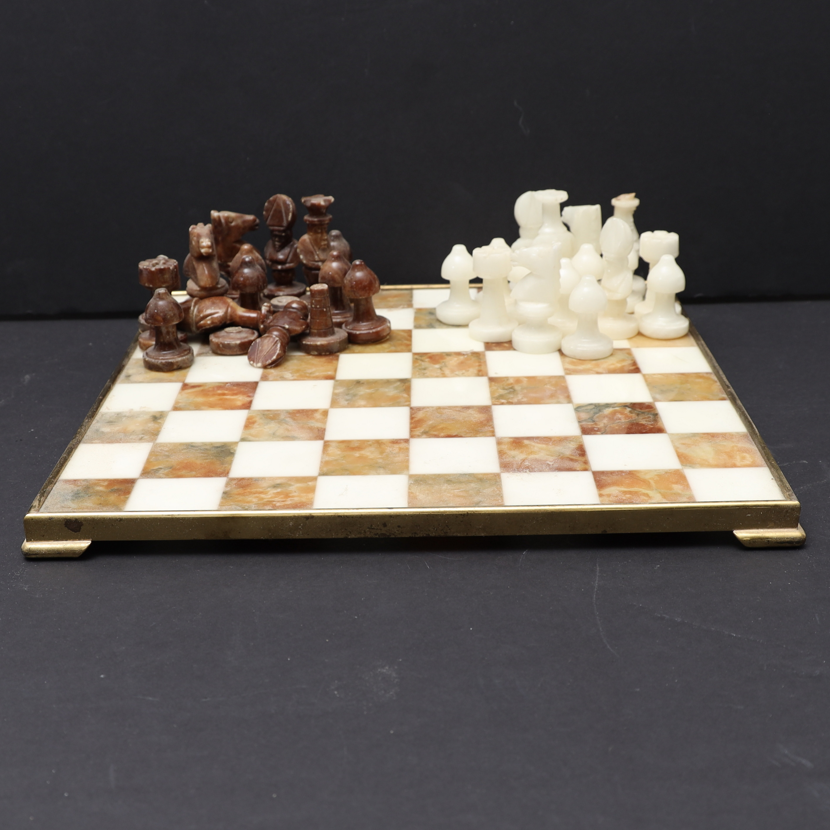 SCHACKSPEL, 1900-tal, bräde och pjäser i skulpterad sten.