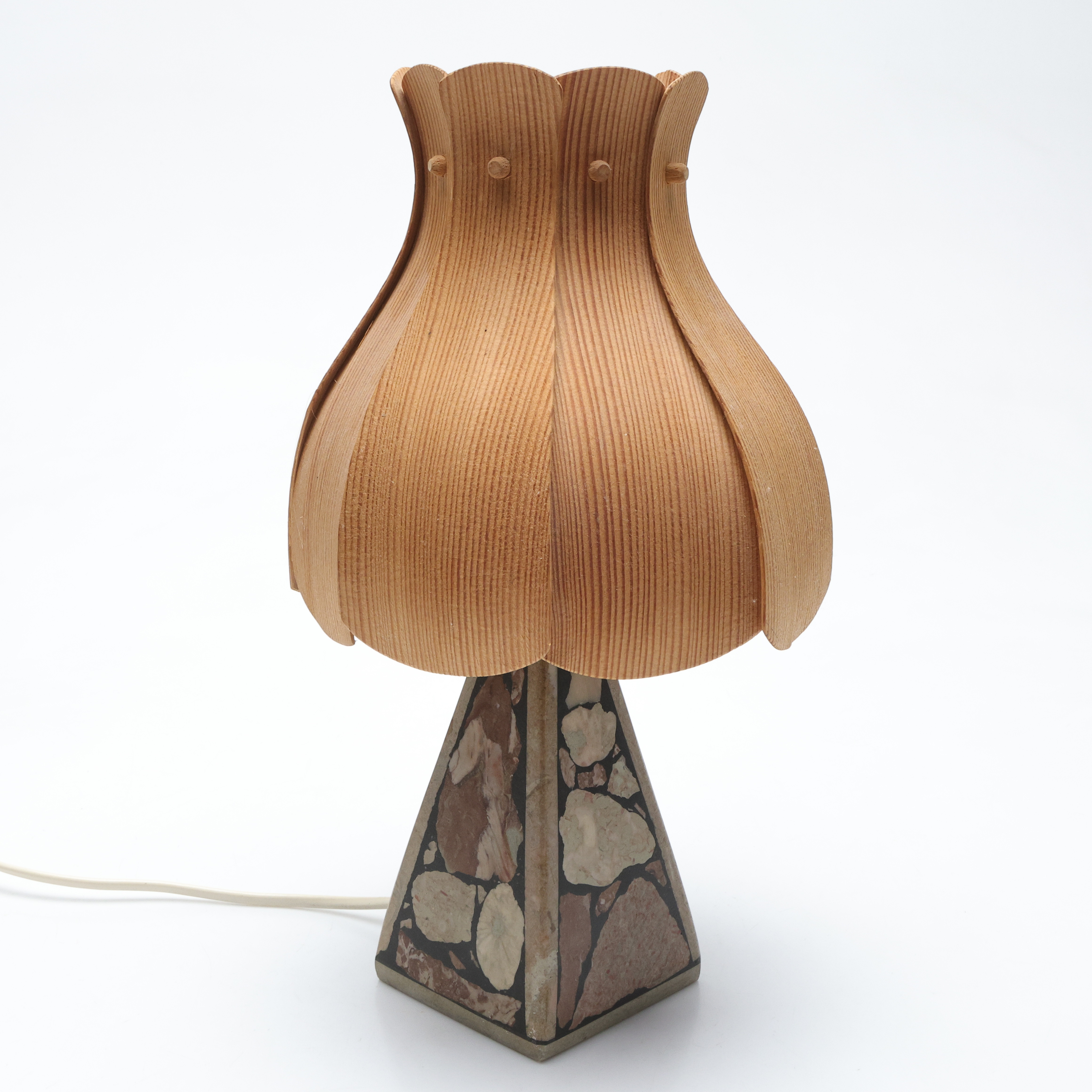 EGON JAKOBSSON. Bordslampa, fossilmaterial, Lummelunda, Gotland, signerad EJ.