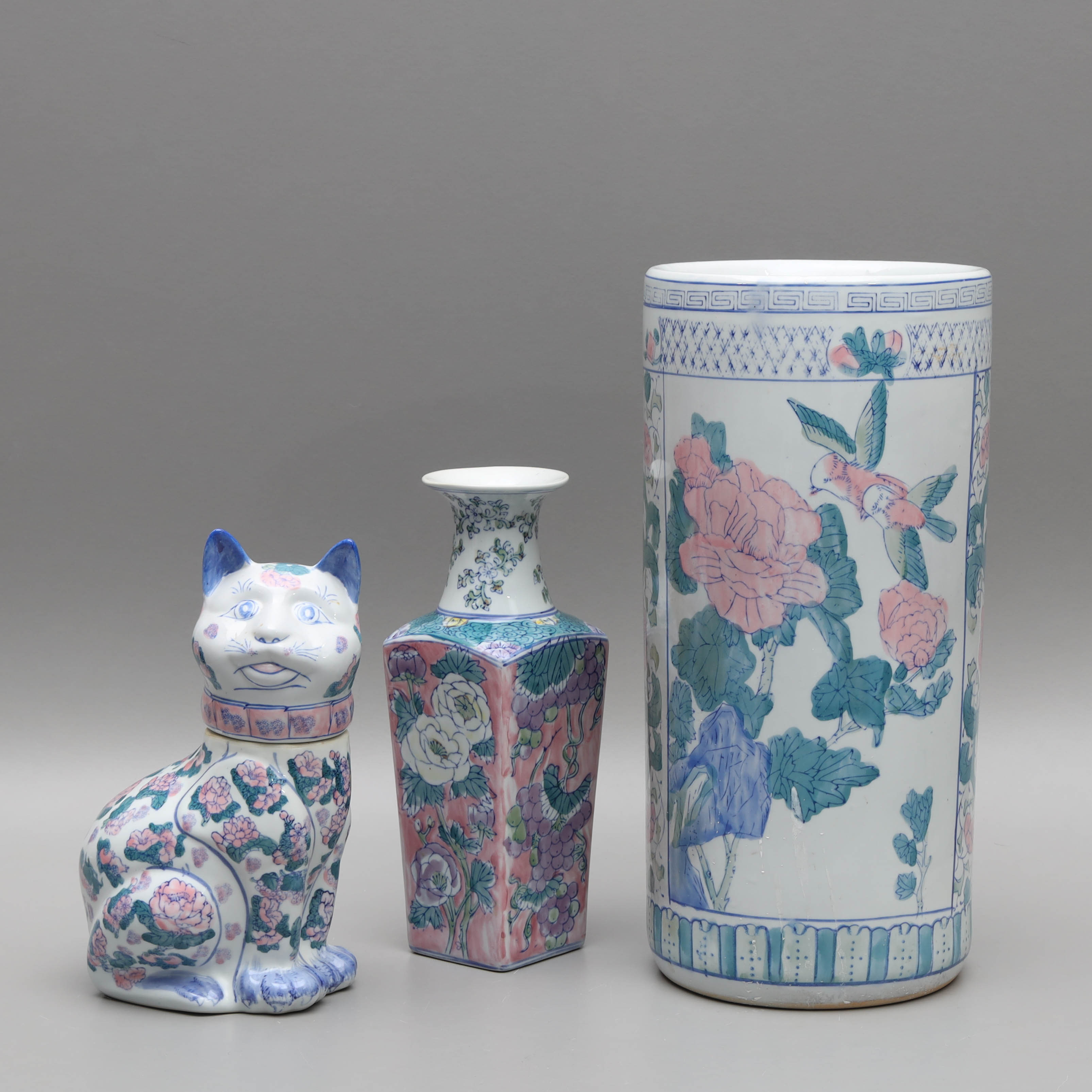 VAS, PORSLINSSTÄLL samt LOCKBURK, 3 delar, porslin, tryckt dekor, orientalisk stil, 1900/2000-tal.
