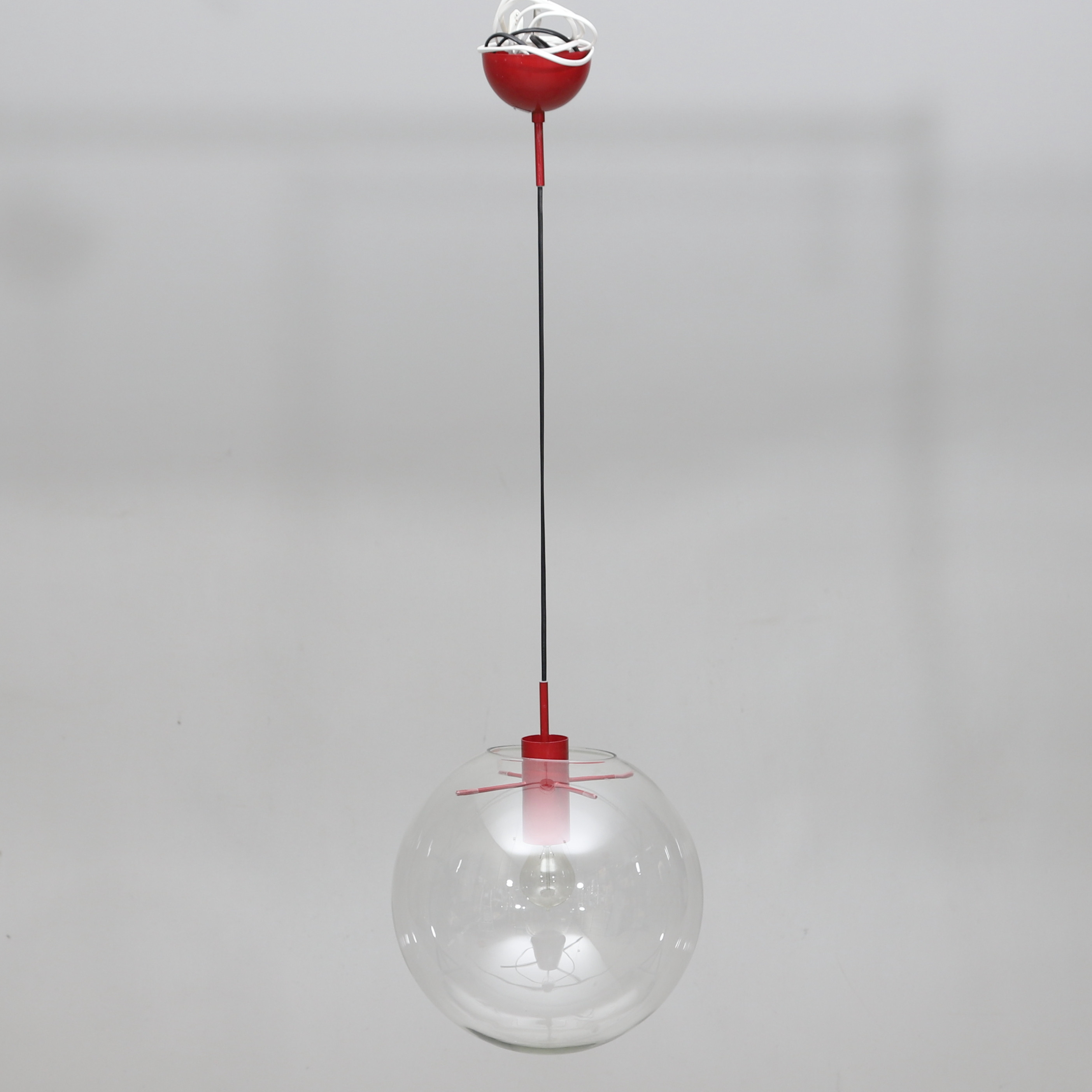 TAKLAMPA, Glas och rödlackad metall, " Circo", Rydens, 2000-tal.