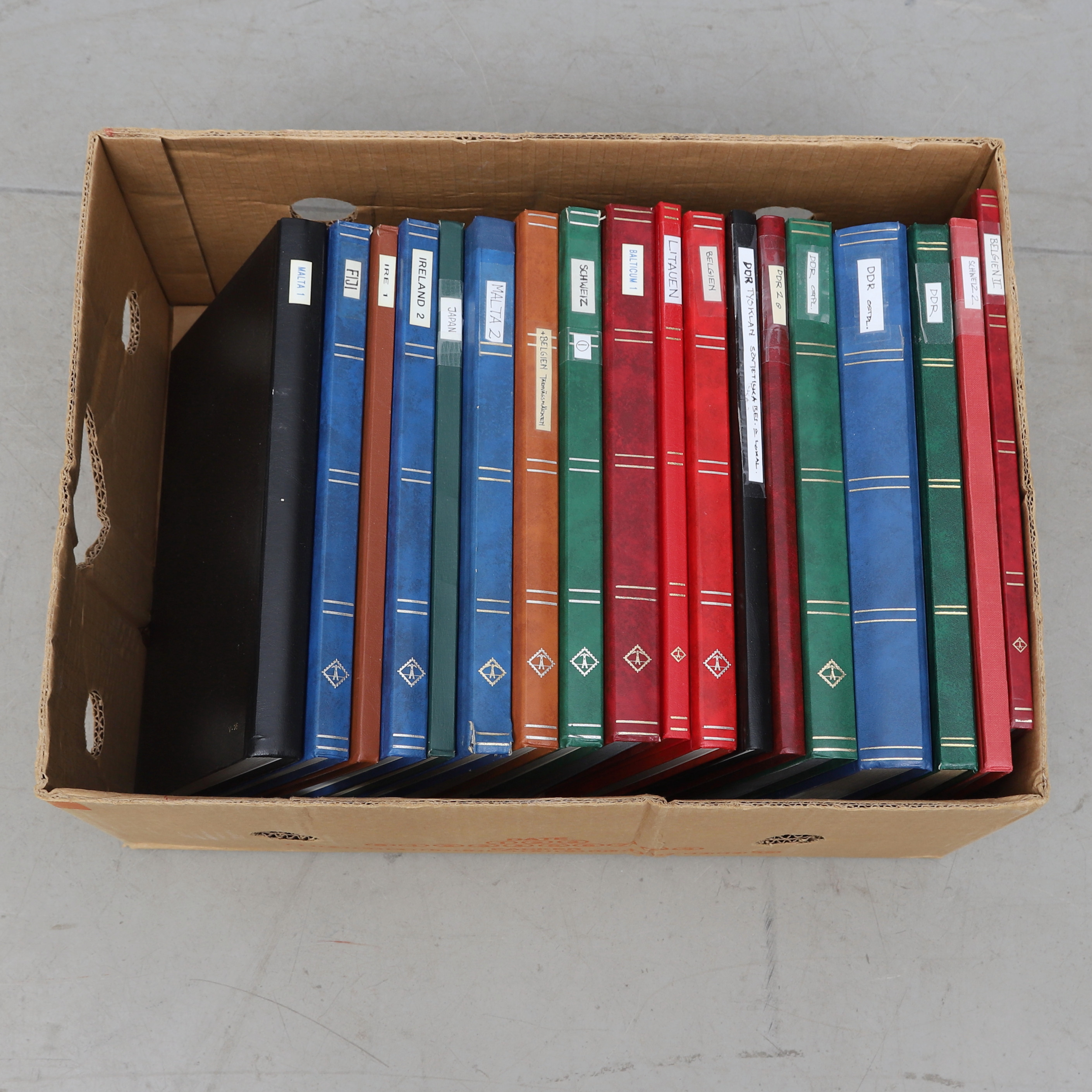 FRIMÄRKSALBUM, 18 st, olika länder, b.la. Fiji, DDR, Belgien & Malta.