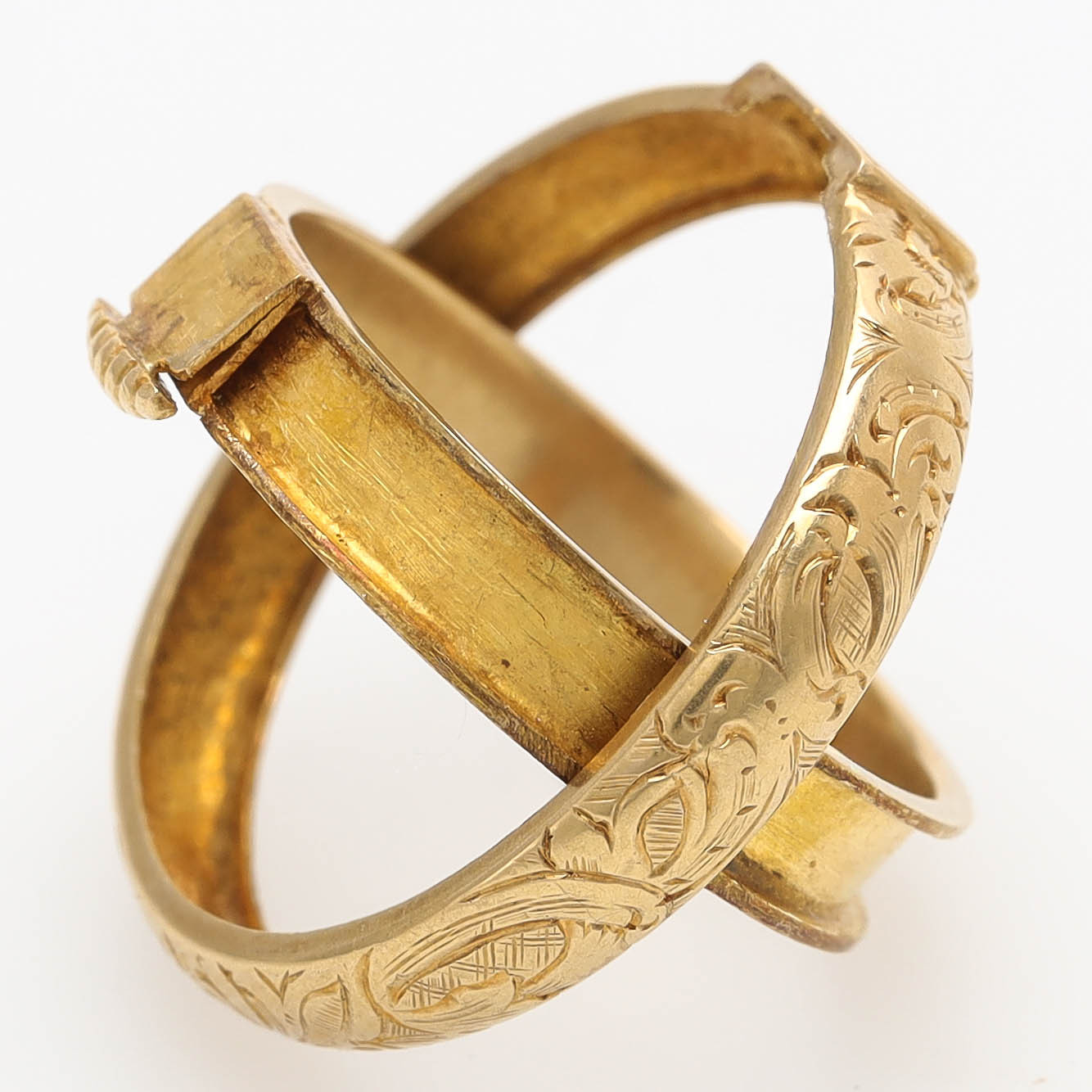 MINNESRING, 18 k guld, hårgömma, graverad floral dekor, Carl Tengstedt, Göteborg 1851.