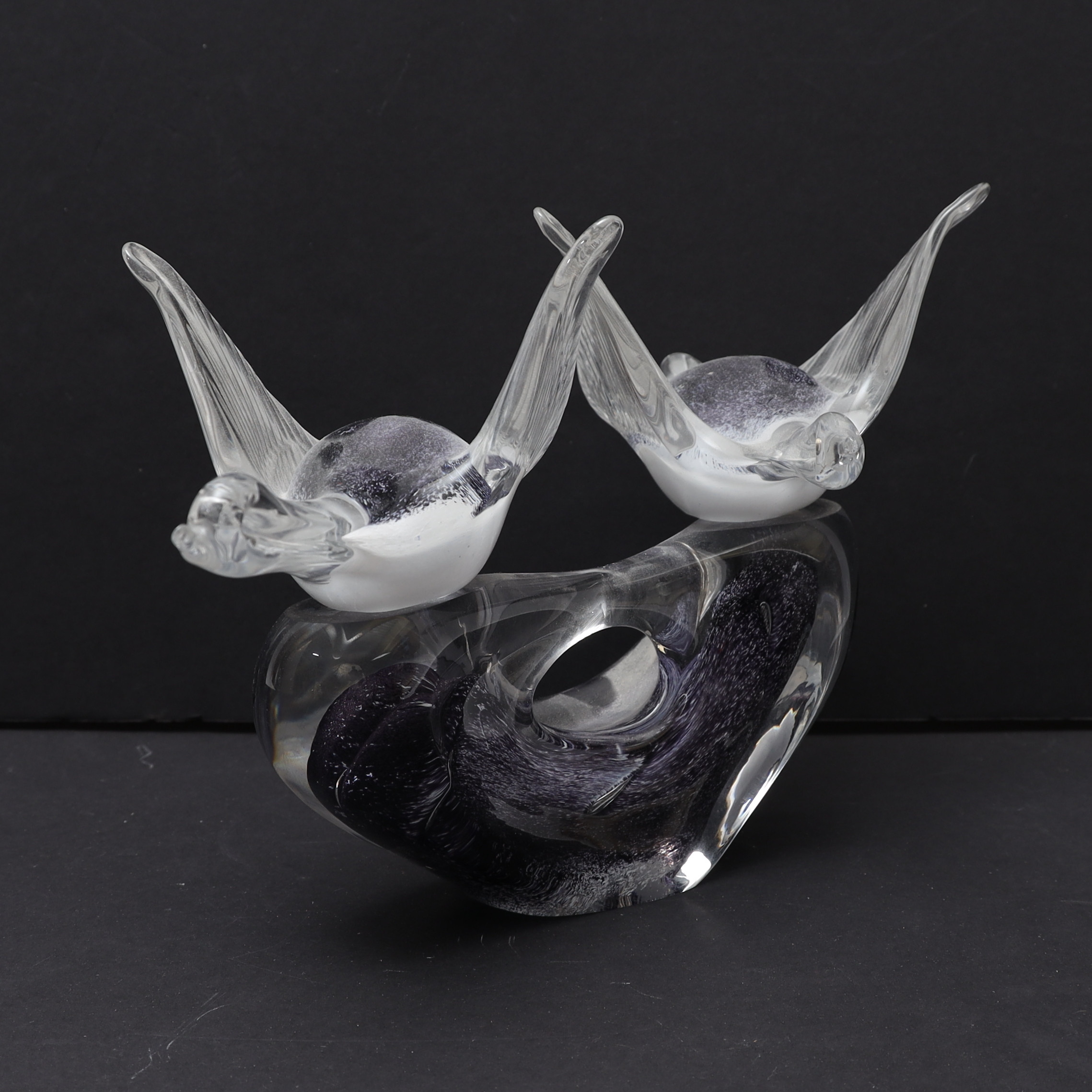 SKULPTUR, konstglas, Delvis lilatonat glas, med dekor av fåglar.