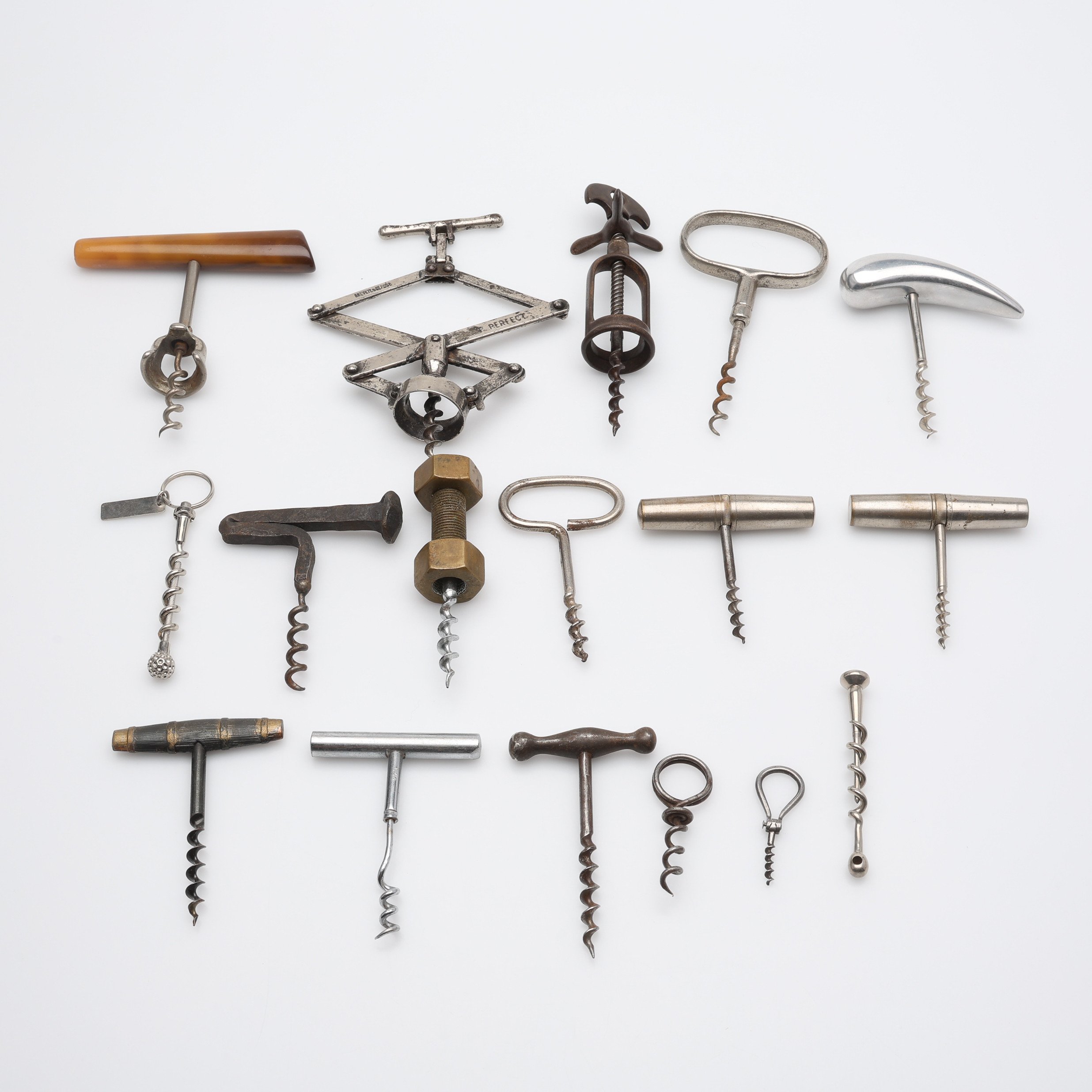 17 ST KORKSKRUVAR/CORKSCREWS, 1900-tal, bl.a franska sax-modellen "Perfect", stål, järnsmide, mässing mm.