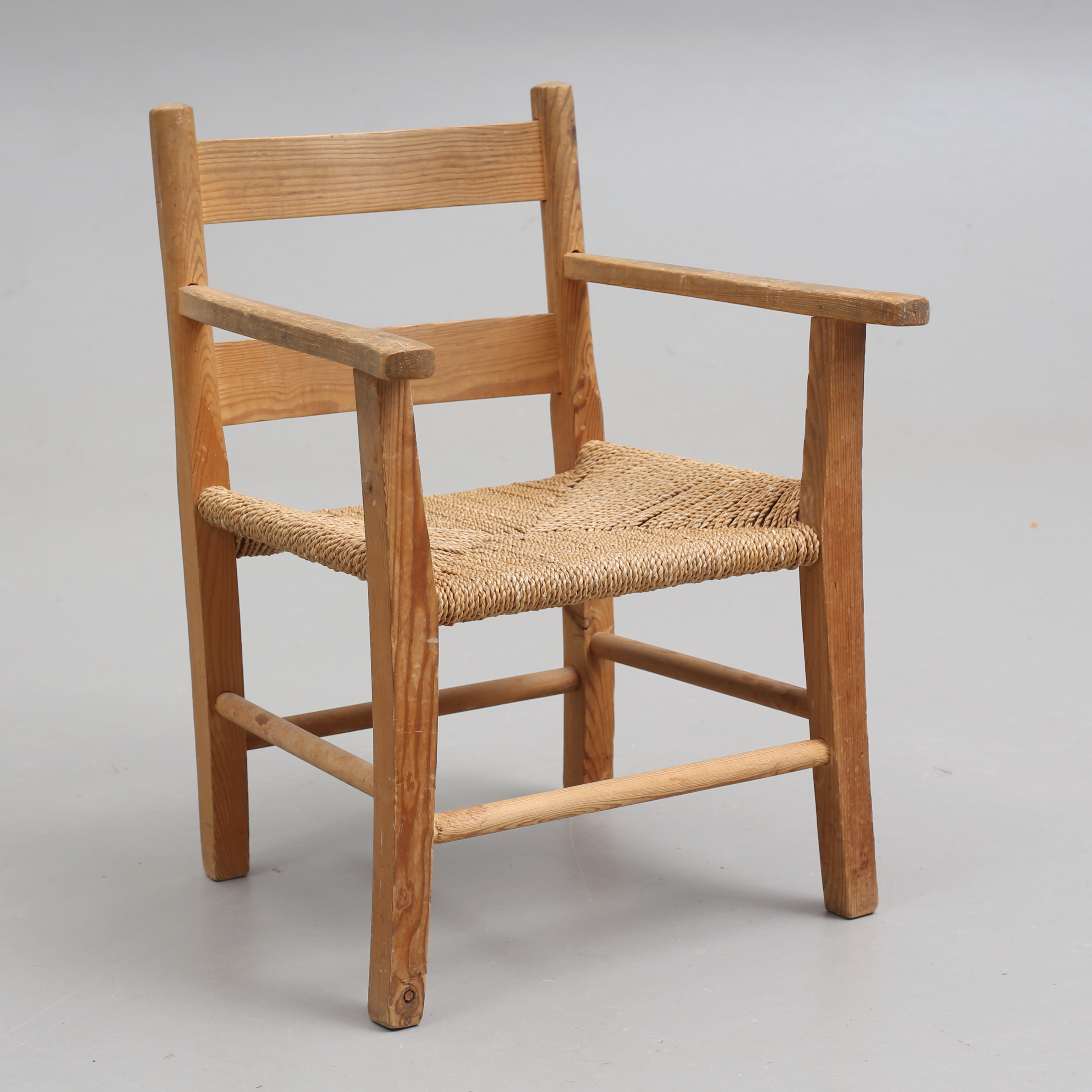 BARNSTOL, furu/ flätad sits.