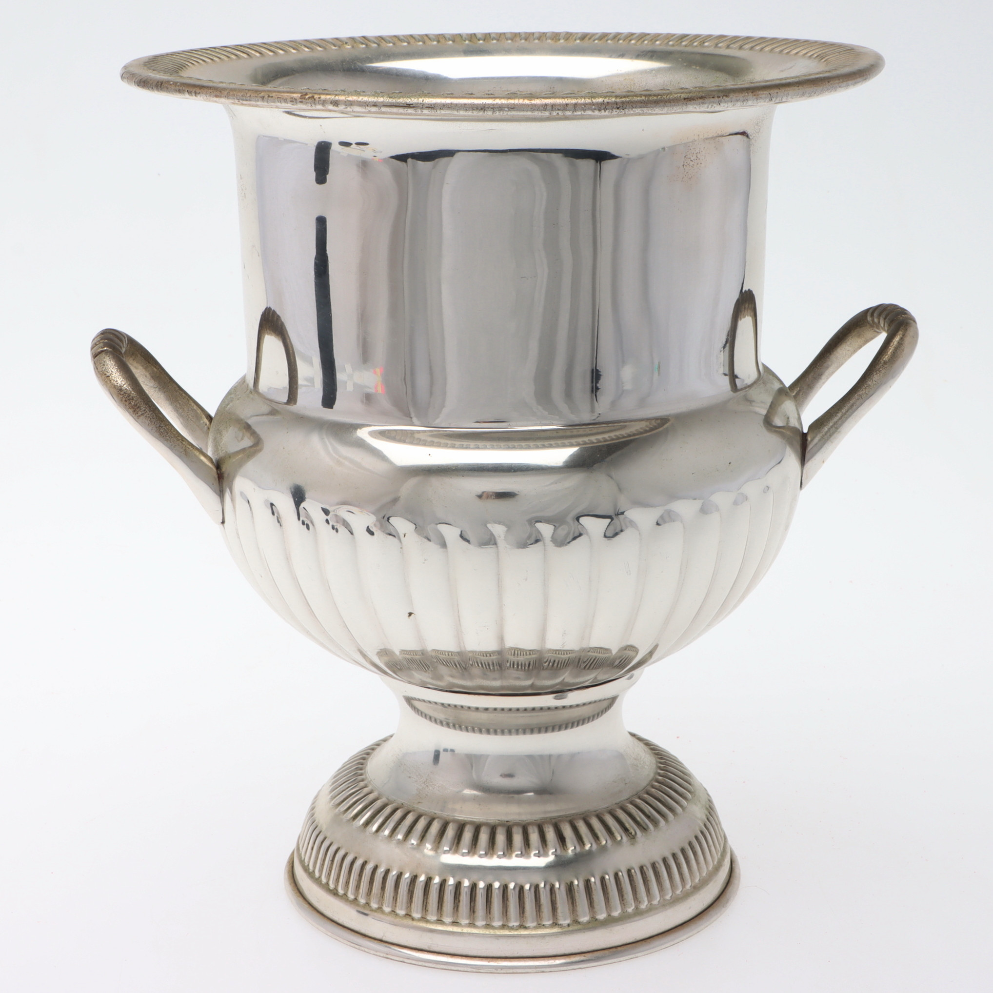 CHAMPAGNE-/VINKYLARE på fot med två hänklar, 1900-tal.