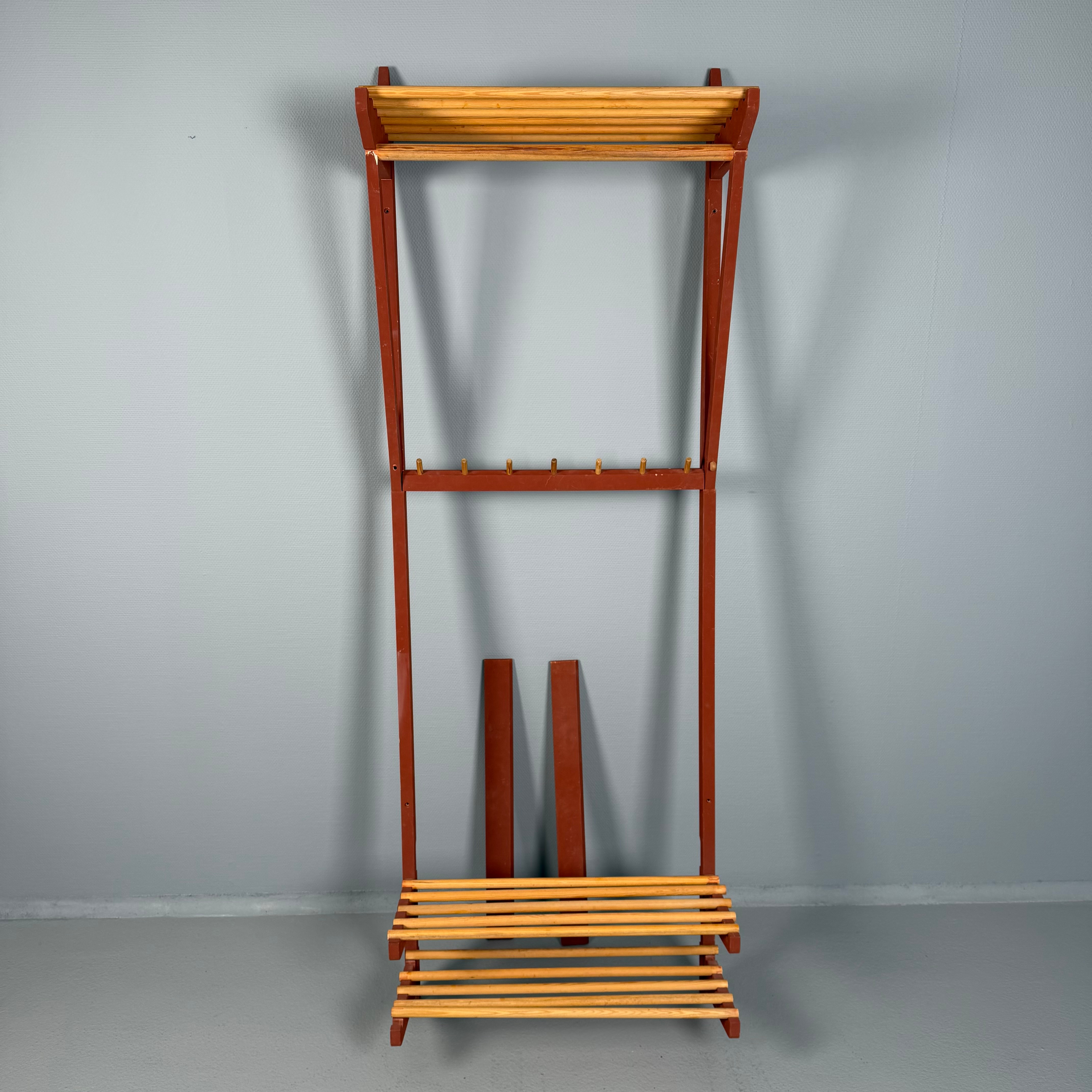 NIRVAN RICHTER (Född 1954). Kapp- och skohylla, "Snedstag", design för Norrgavel, brännmärkt.