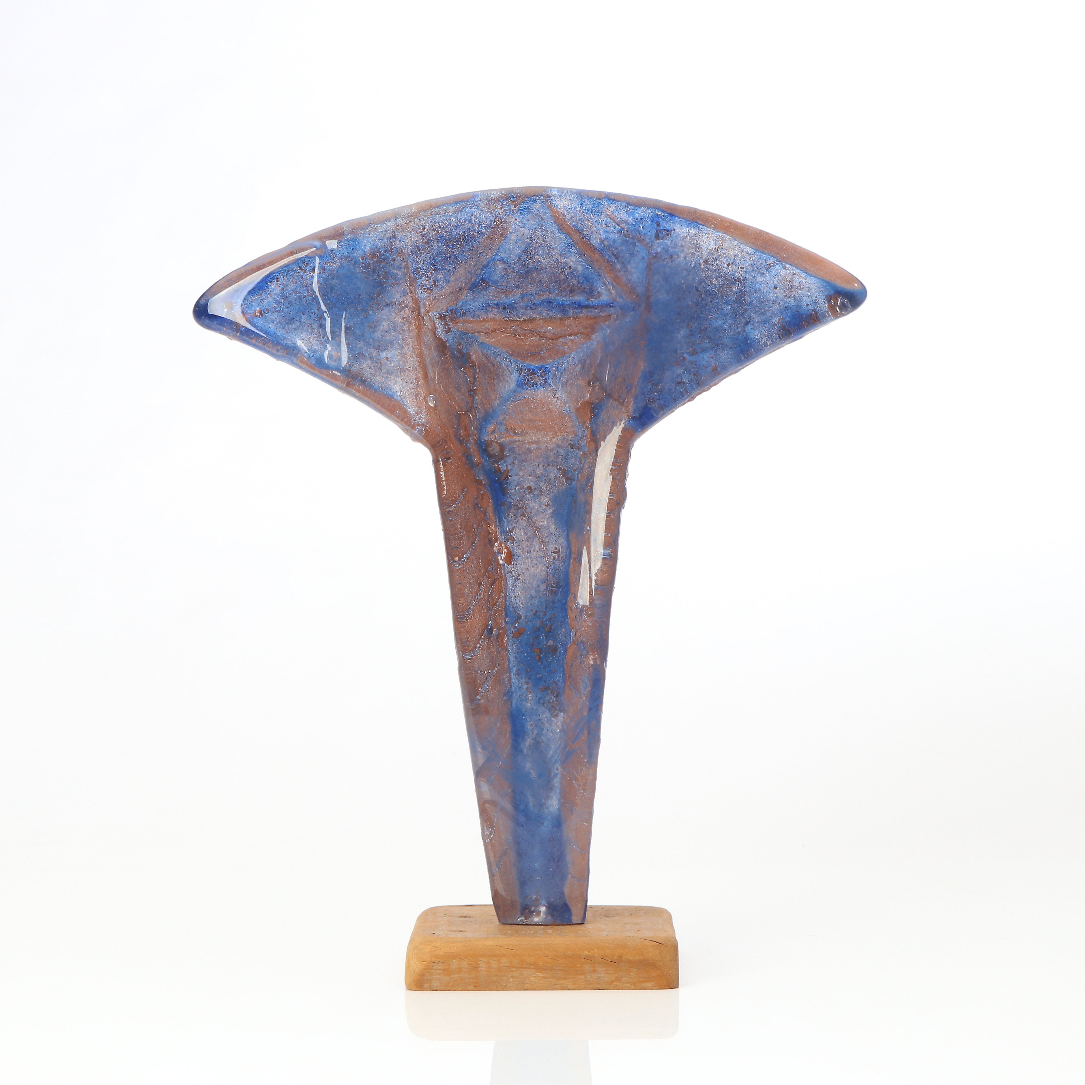 BJÖRN EKENGREN. SKULPTUR. Sandgjutet konstglas på träsockel. Signerad.