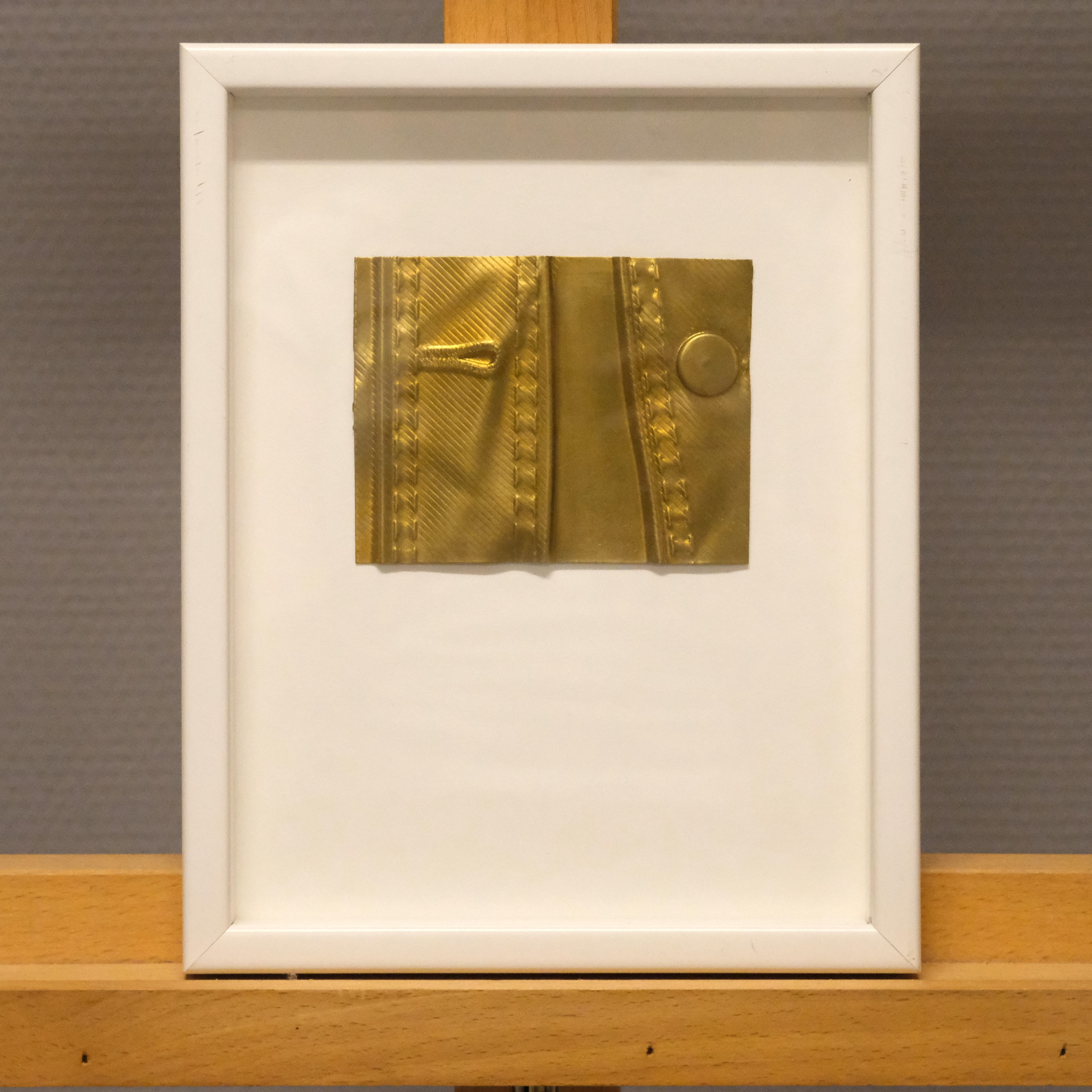 RUNE SÄLL. RELIEF I MÄSSING, "KNÄPPT".