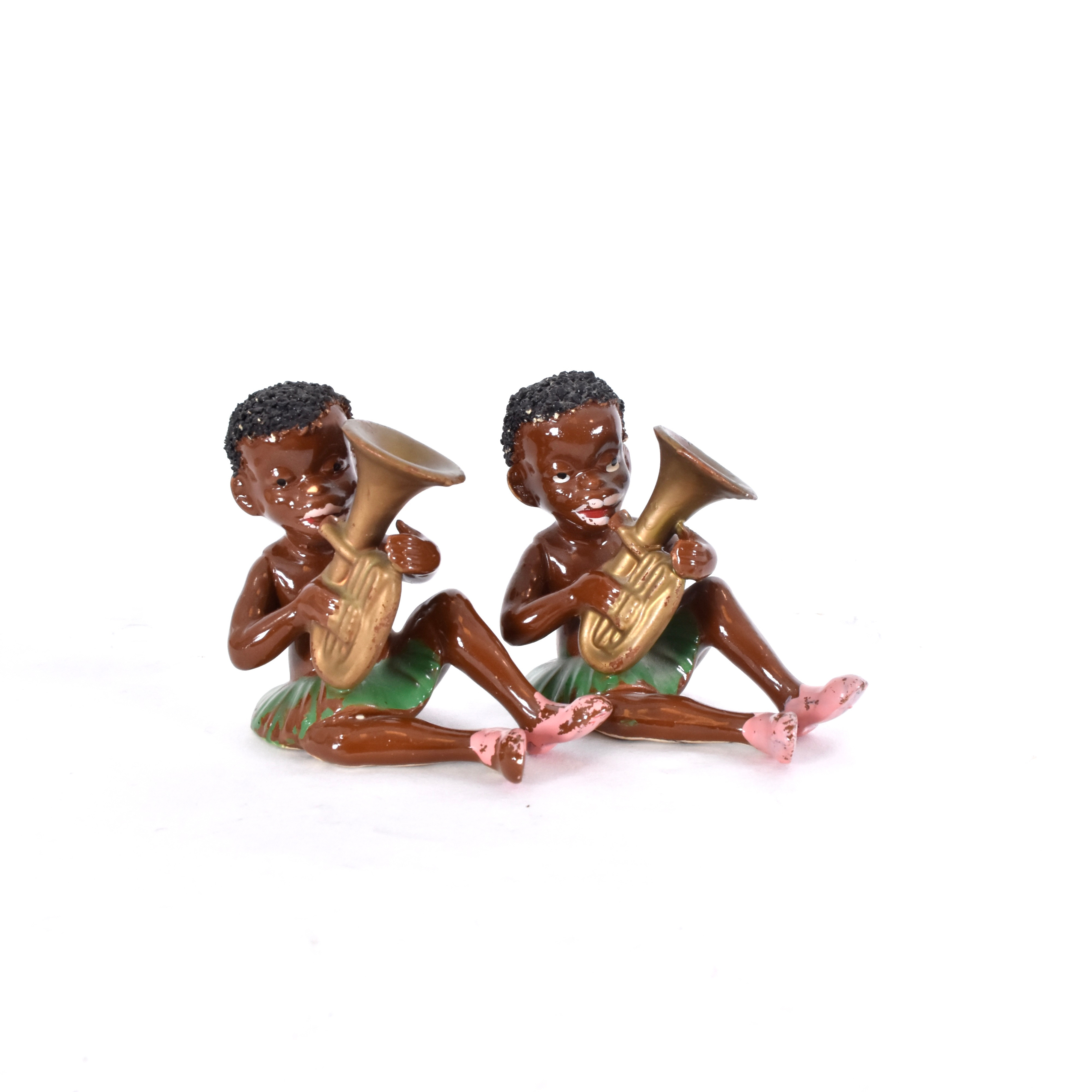 FIGURINER, 1 par, glaserad keramik, tubaspelande, afrikanska barn.