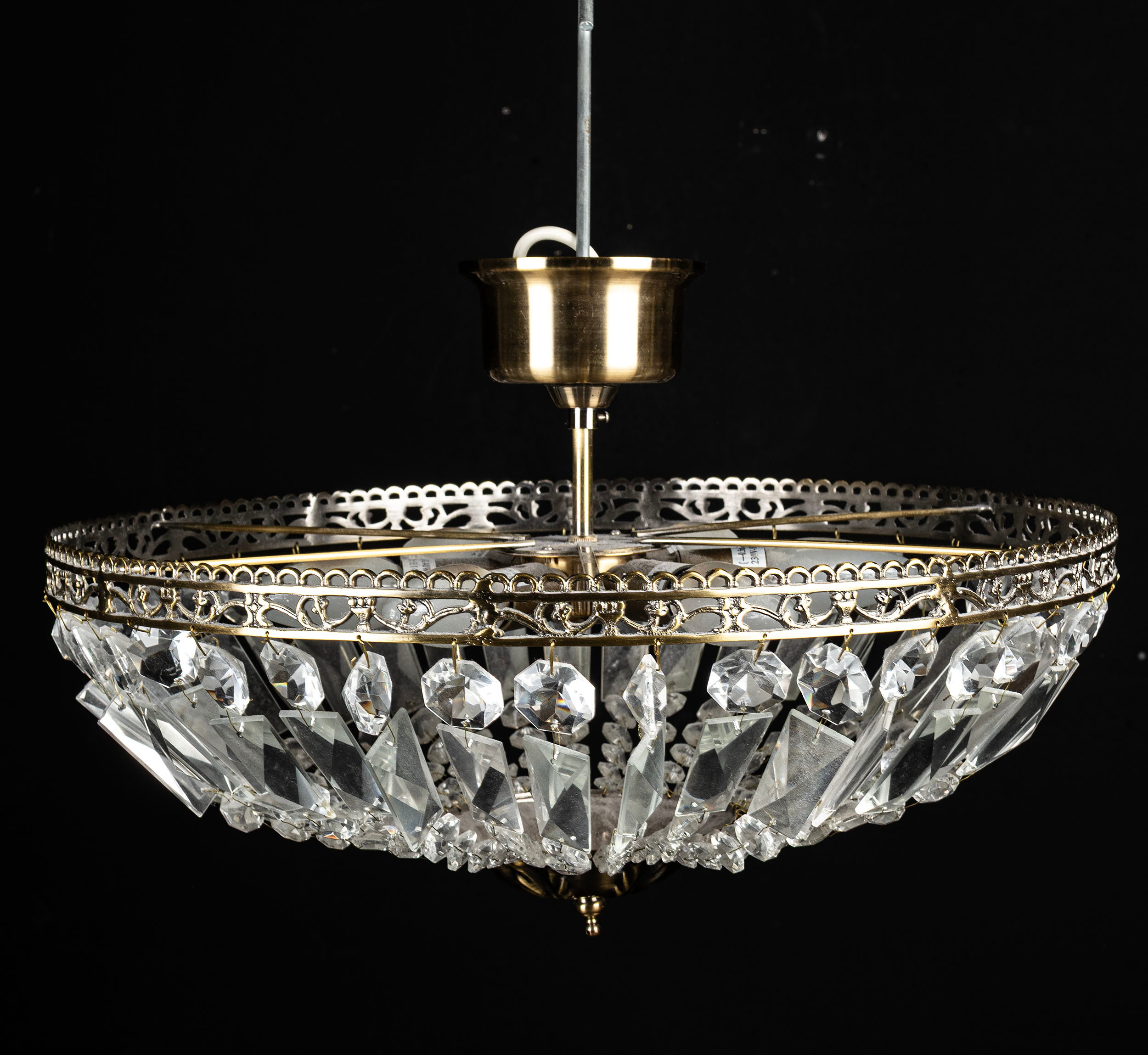 TAKLAMPA, plafond behängd med prismor.