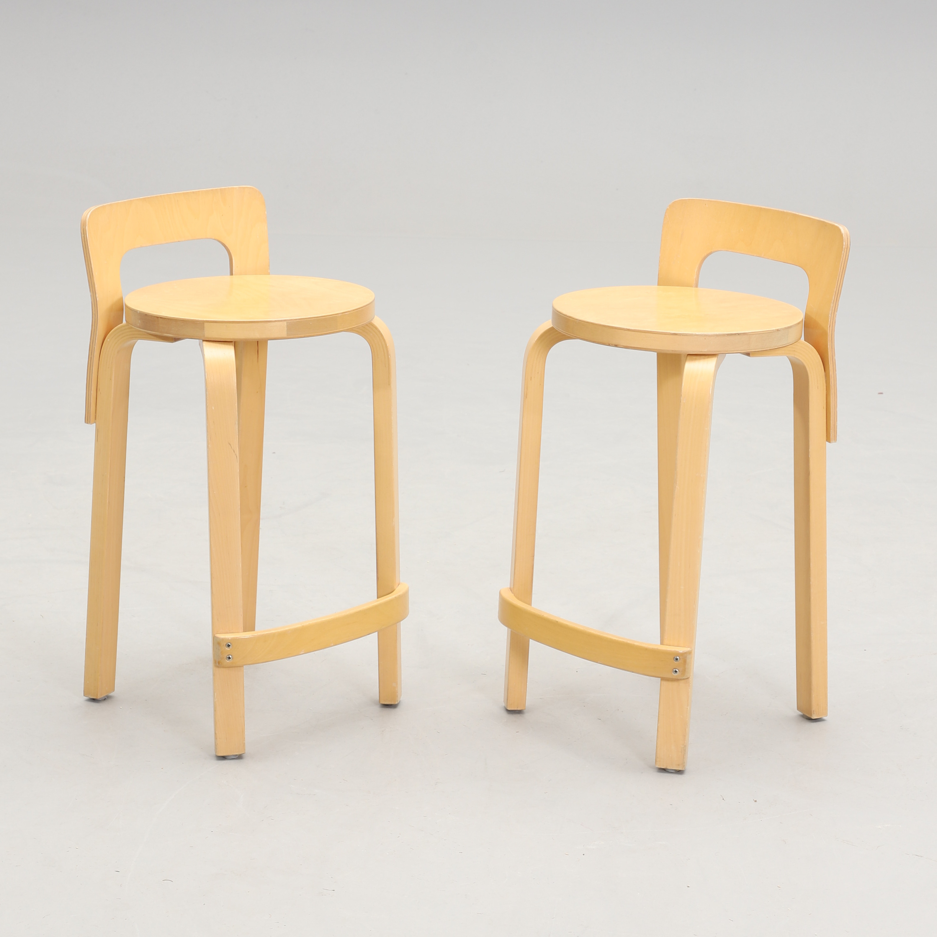 ALVAR AALTO. Barstolar, ett par, modell K65, Artek.