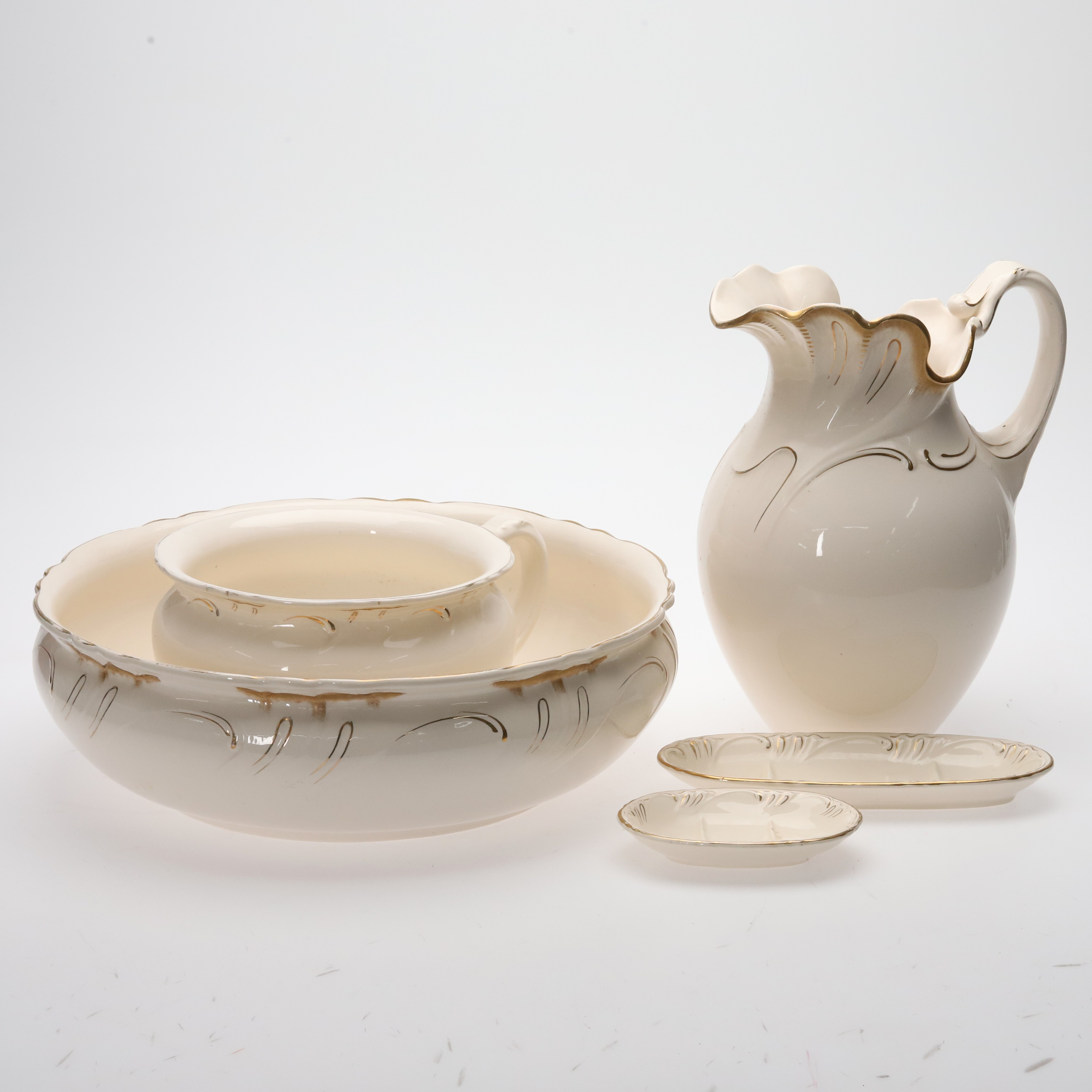 TVÄTTSET. 5 delar. Villeroy & Boch. Porslin med förgylld dekor reliefdekor,1800-tal.