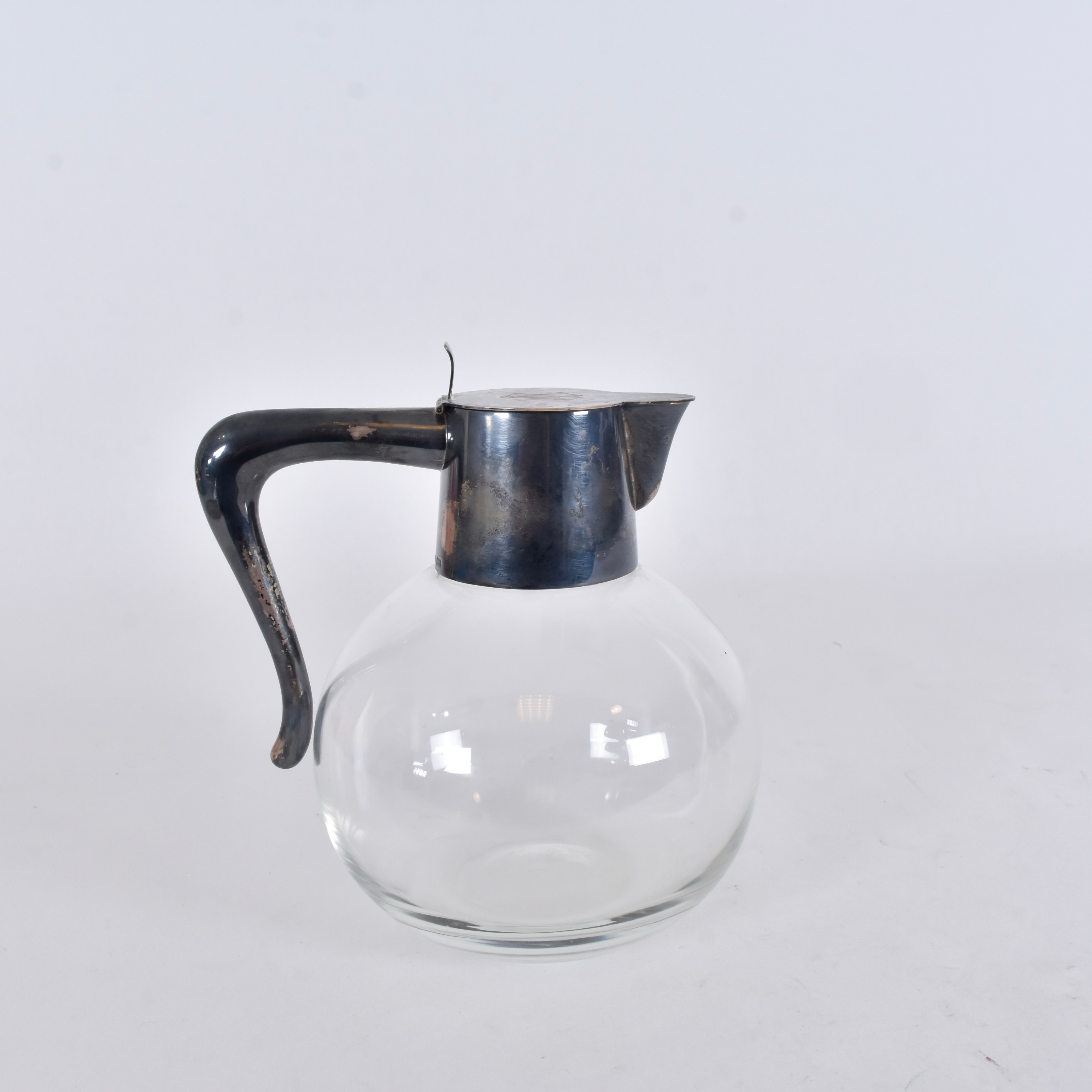 ANTON MICHELSEN. Vattenkanna, glas, montage i Sterlingsilver.