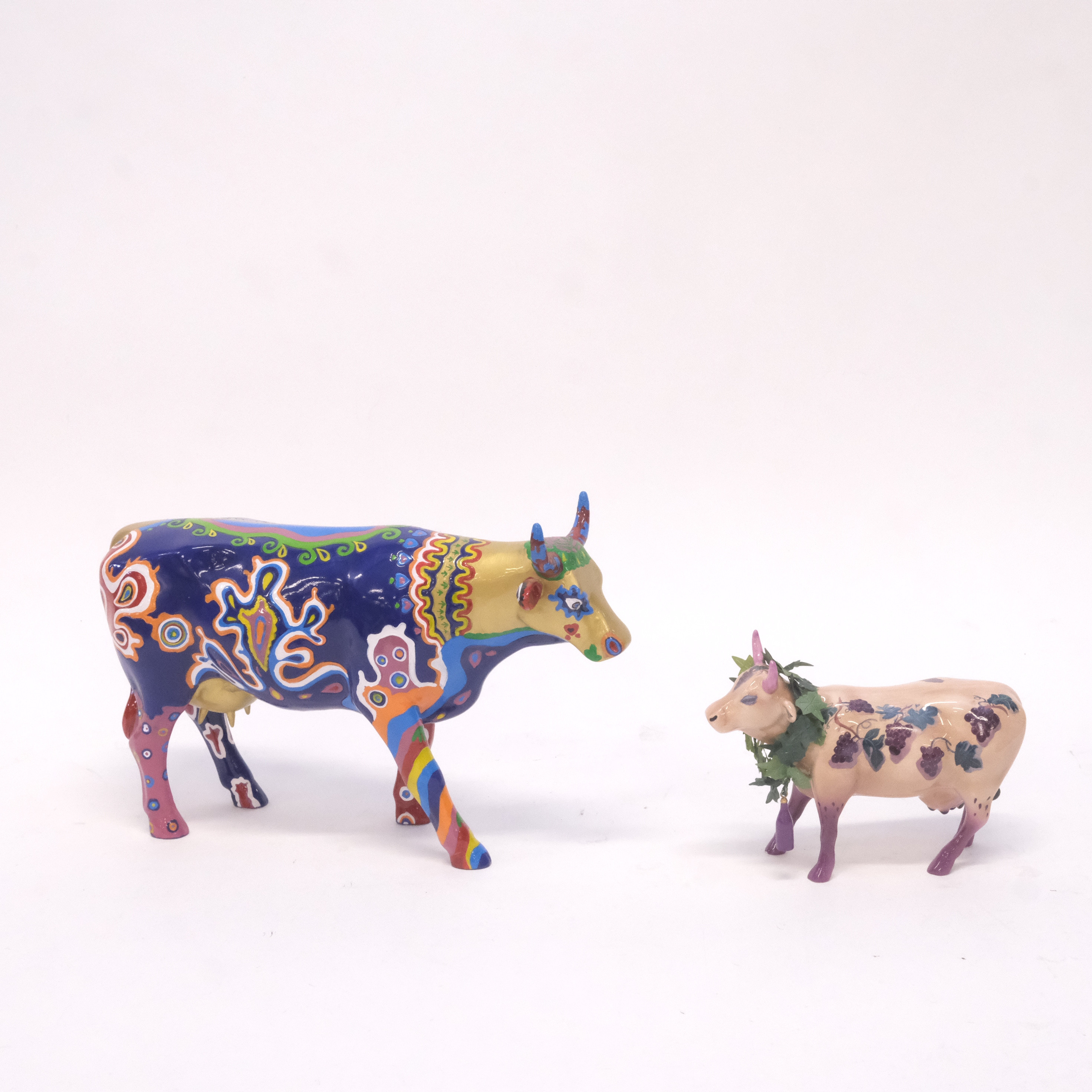 TVÅ KOR UR SERIEN "COW PARADE".