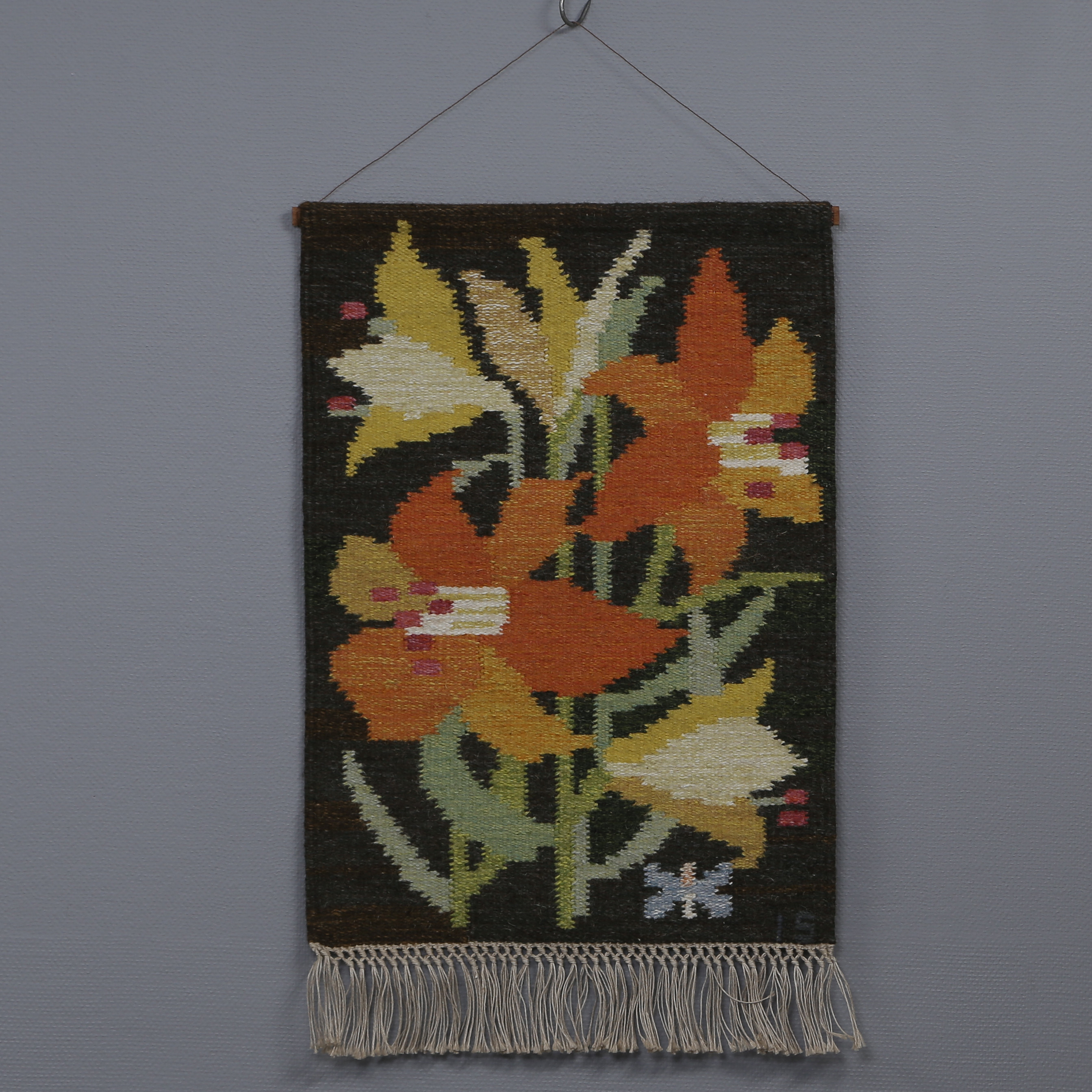 INGEGERD SILOW. HANDVÄVD BONAD, ULL "LILJOR" SIGNERAD (55X80) FORMGIVARE INGEGERD SILOW, AXECO, SWEDEN.