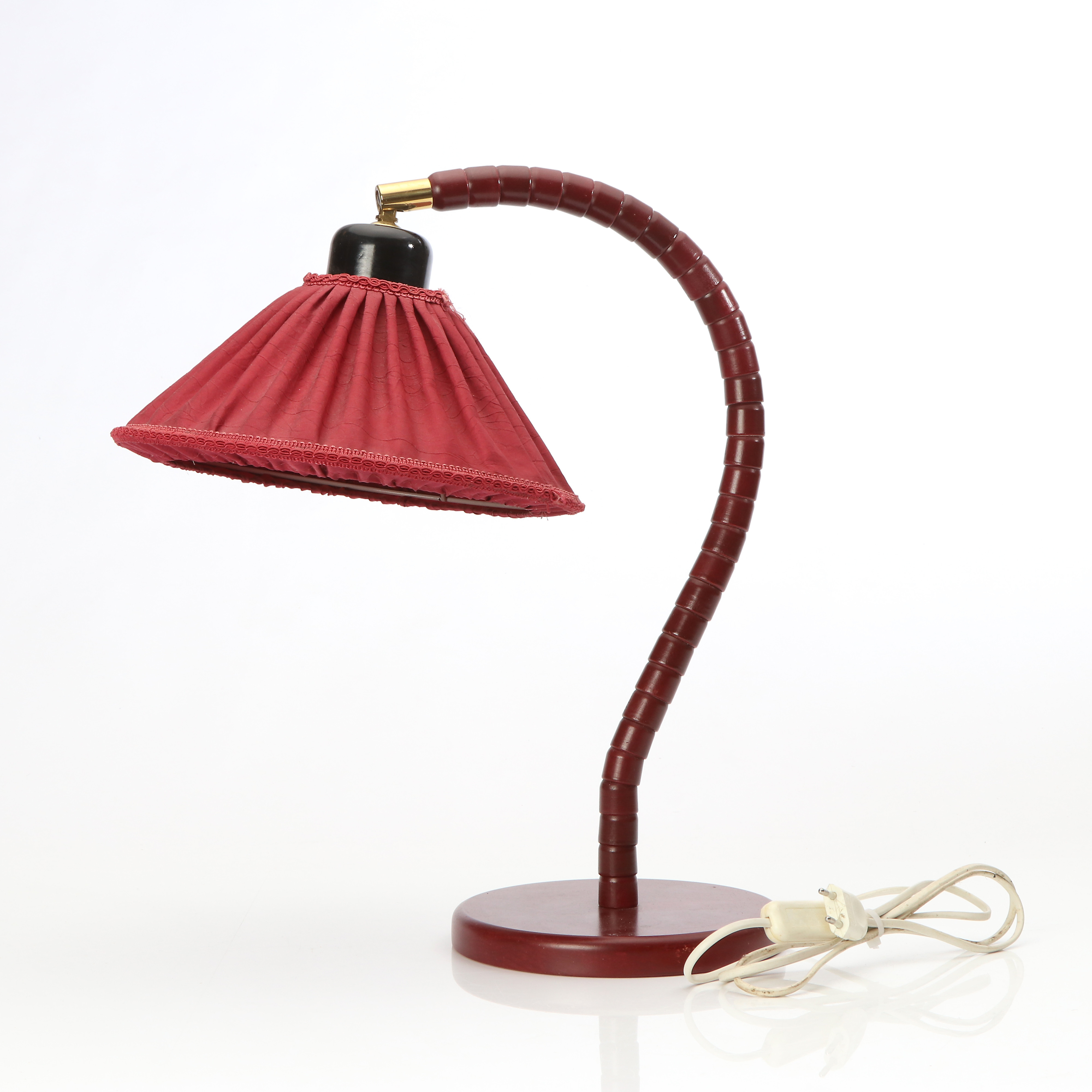 MARKSLÖJD, BORDSLAMPA. Betsat trä. Samtida tillverkning. Etikettmärkt undertill.