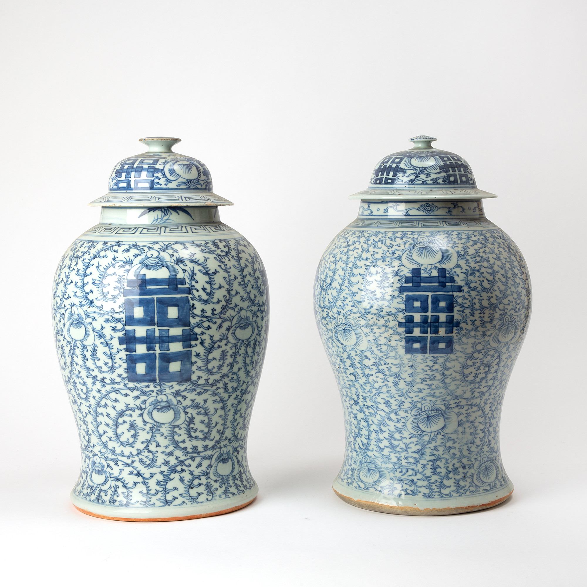 LOCKURNOR, 2 st, porslin, Kina, 1800-talets senare del.