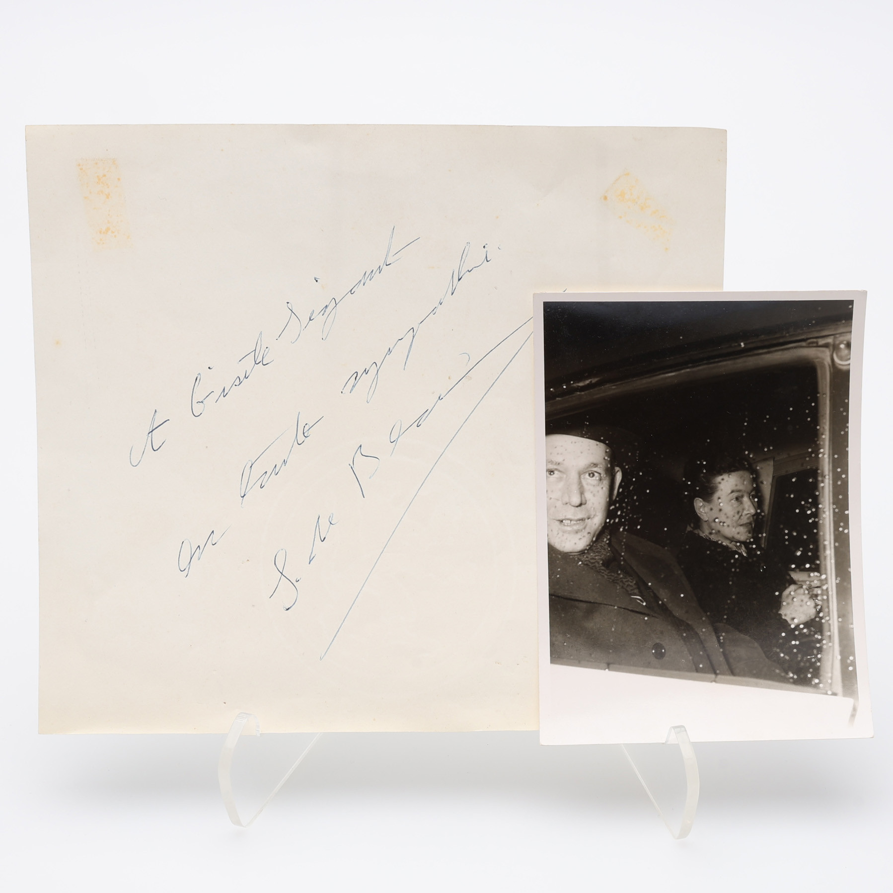 AUTOGRAF. ETT PAPPER MED EN SIGNERAD DEDIKATION AV DEN FRANSKA FILOSOFEN OCH FÖRFATTAREN SIMONE DE BEAUVOIR TILLSAMMANS MED ETT SVART-VITT FOTOGRAFI.