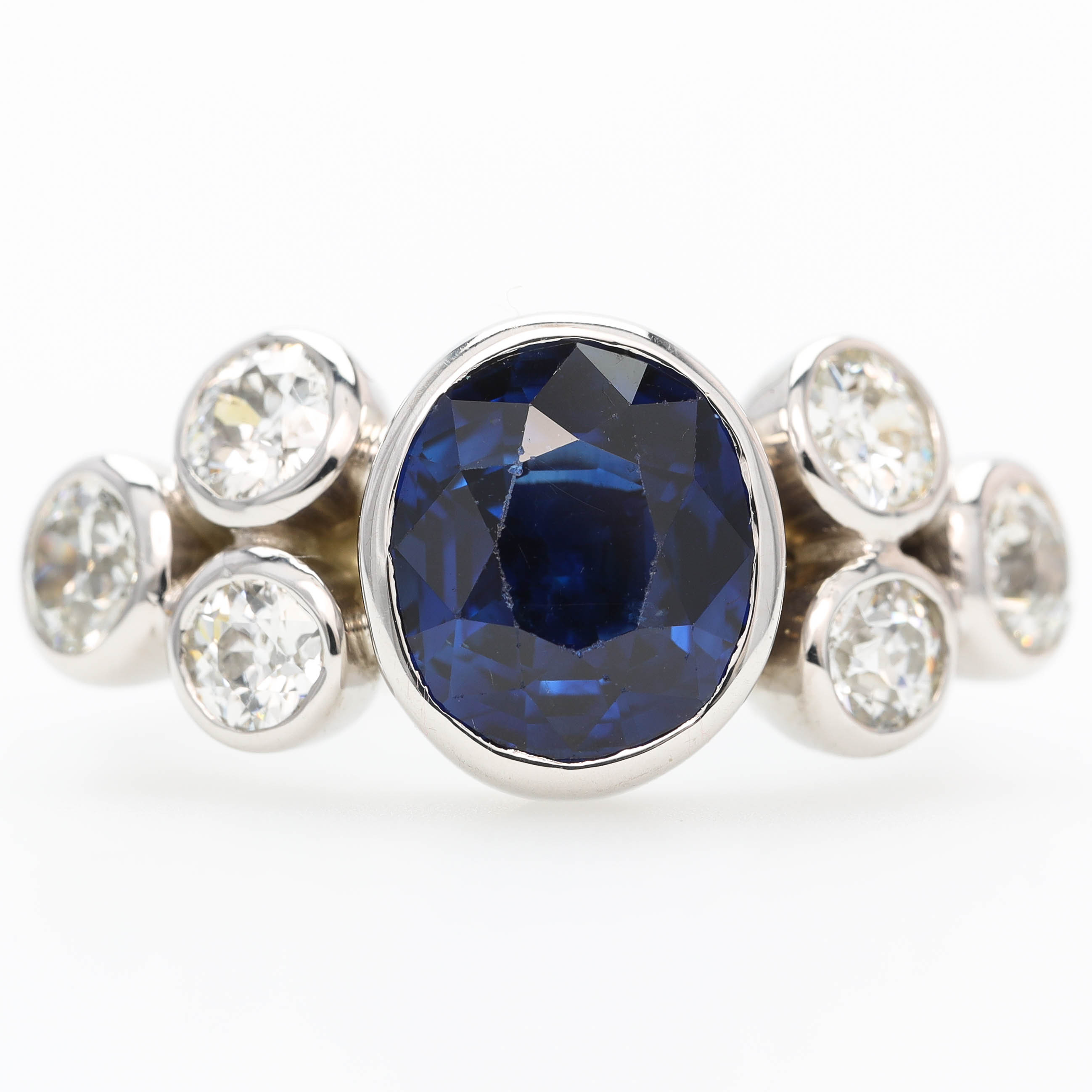 RING, 18 k vitguld, ovalslipad safir ca 4,15ct, gammalslipade diamanter, ca 1,5 ct.