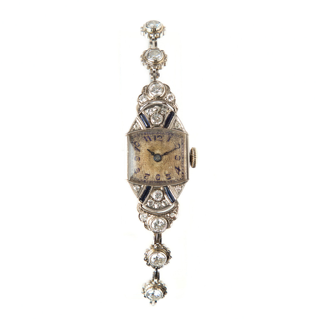 SMYCKESUR. Art Deco, 15 mm, platina med fasettslipade safirer och gammalslipade diamanter, 1920/30-tal.