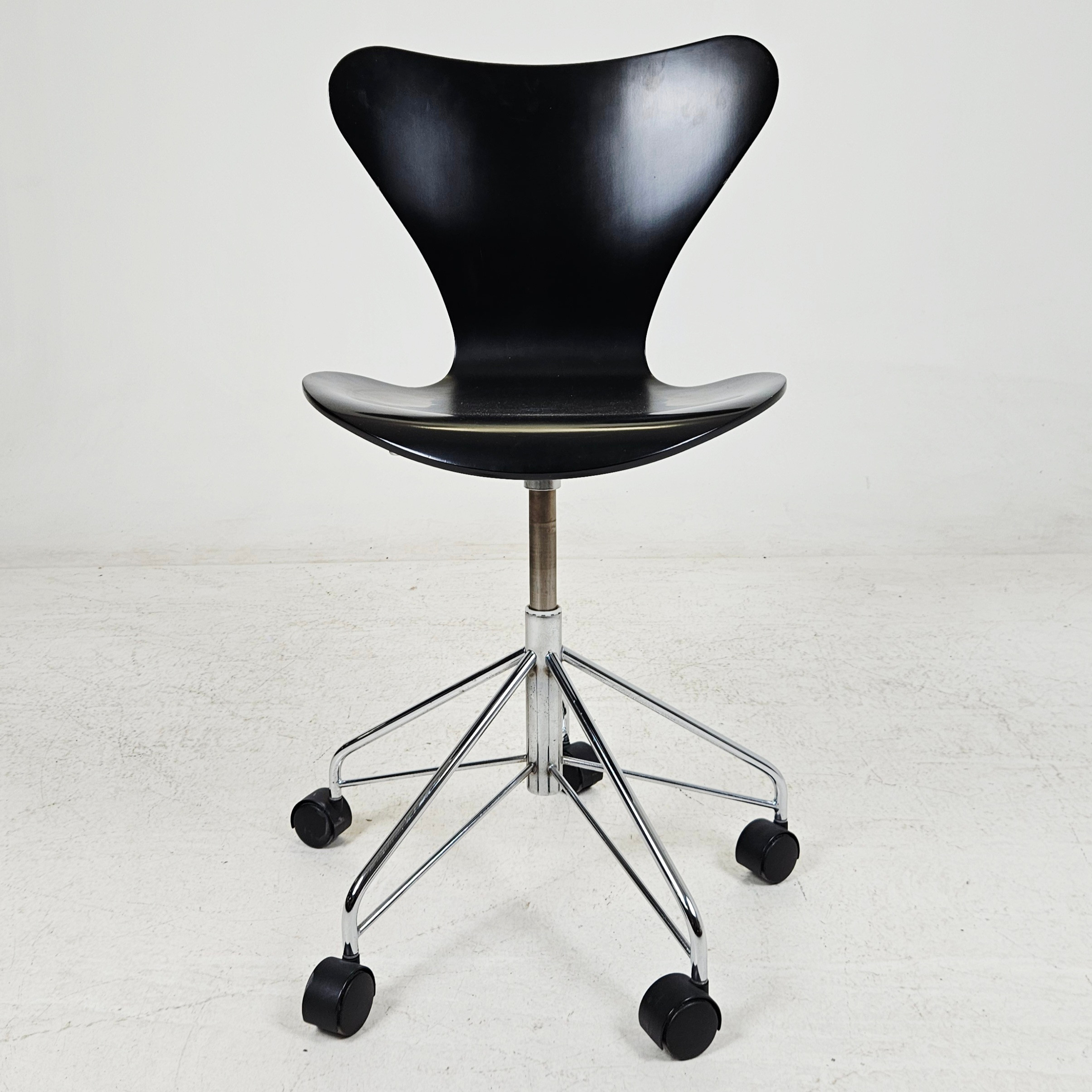 ARNE JACOBSEN. Skrivbordsstol, "Sjuan", Fritz Hansen, Danmark 2001.