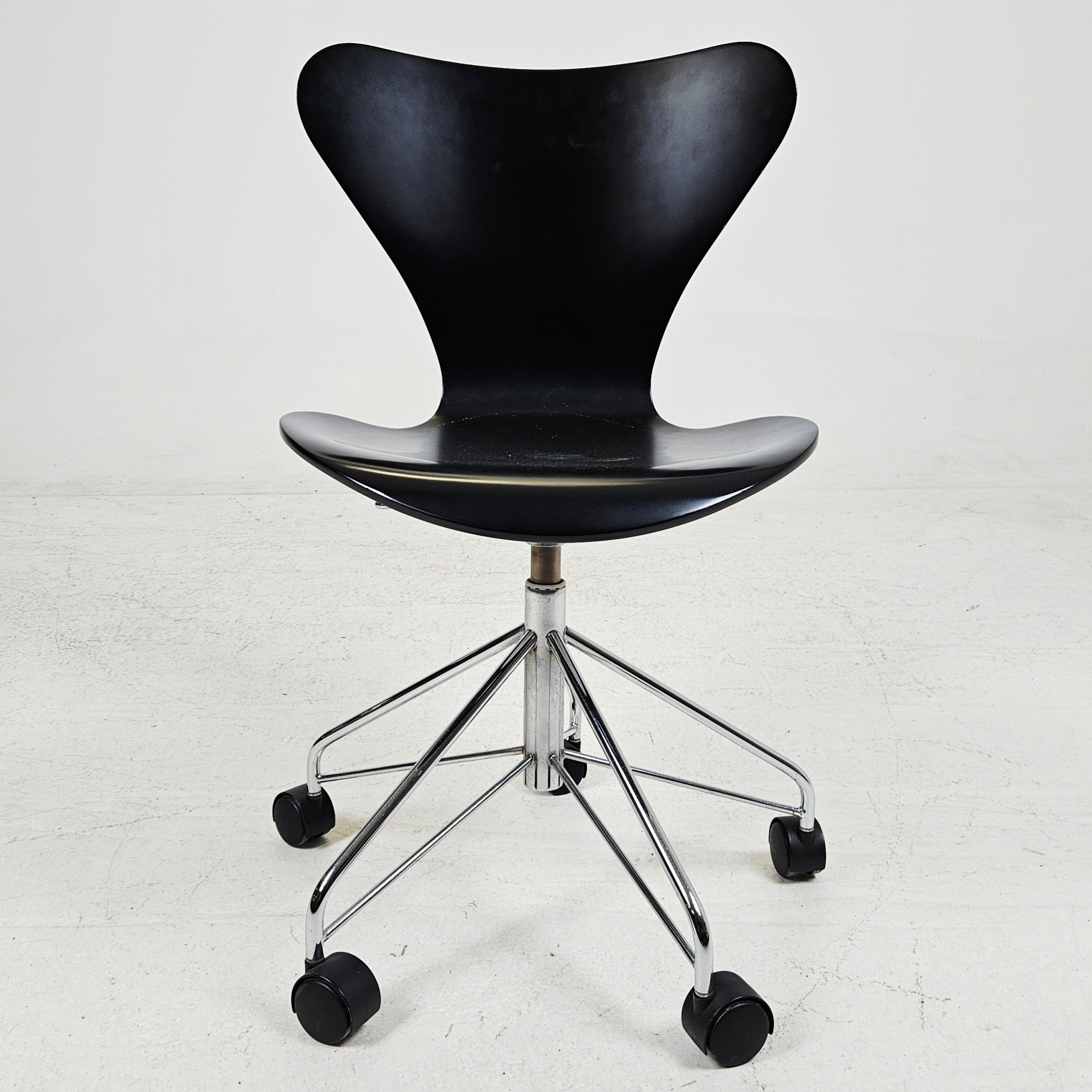 ARNE JACOBSEN. Skrivbordsstol, "Sjuan", Fritz Hansen, Danmark 2001.