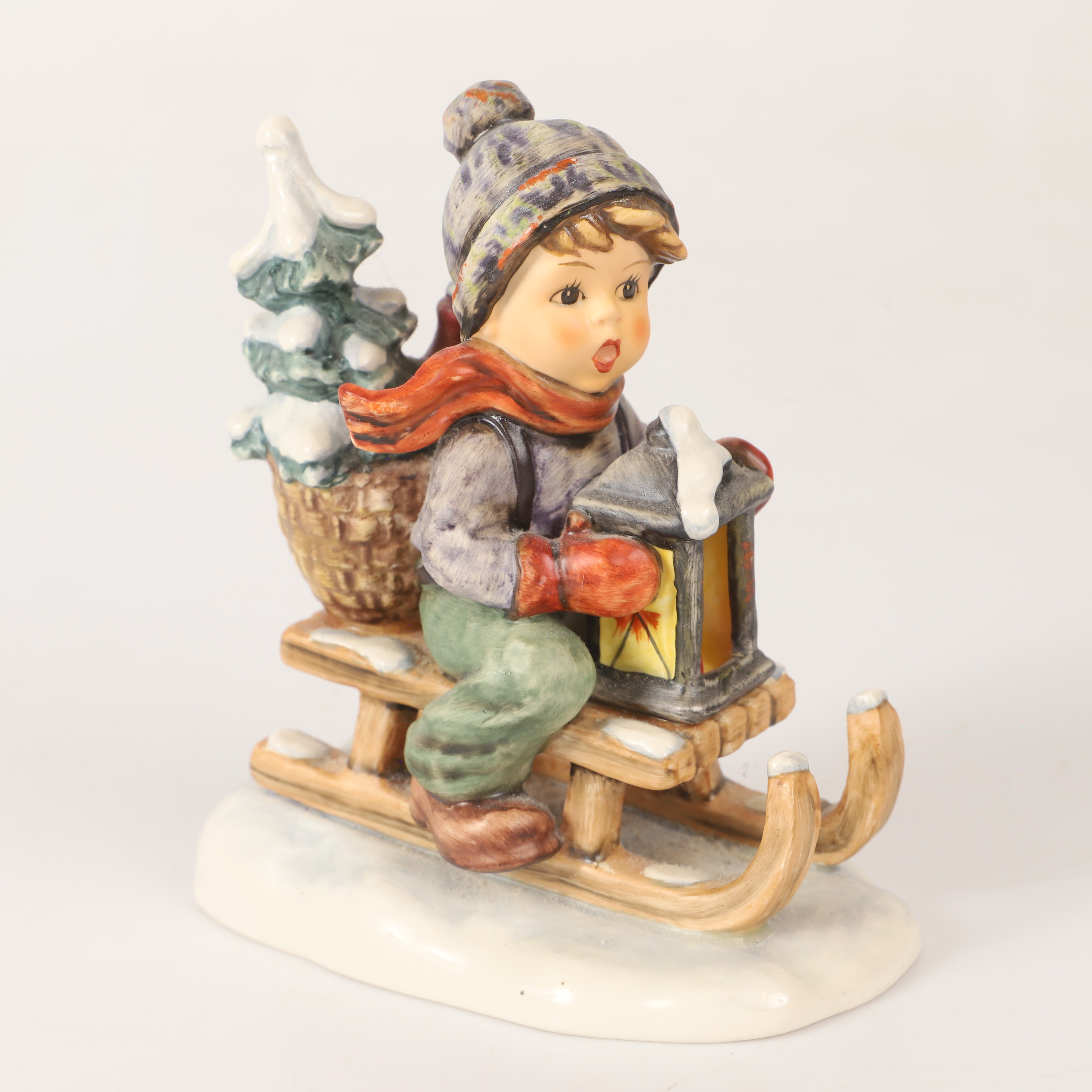 FIGURIN, kälkåkande pojke, porslin, Goebel, Tyskland.