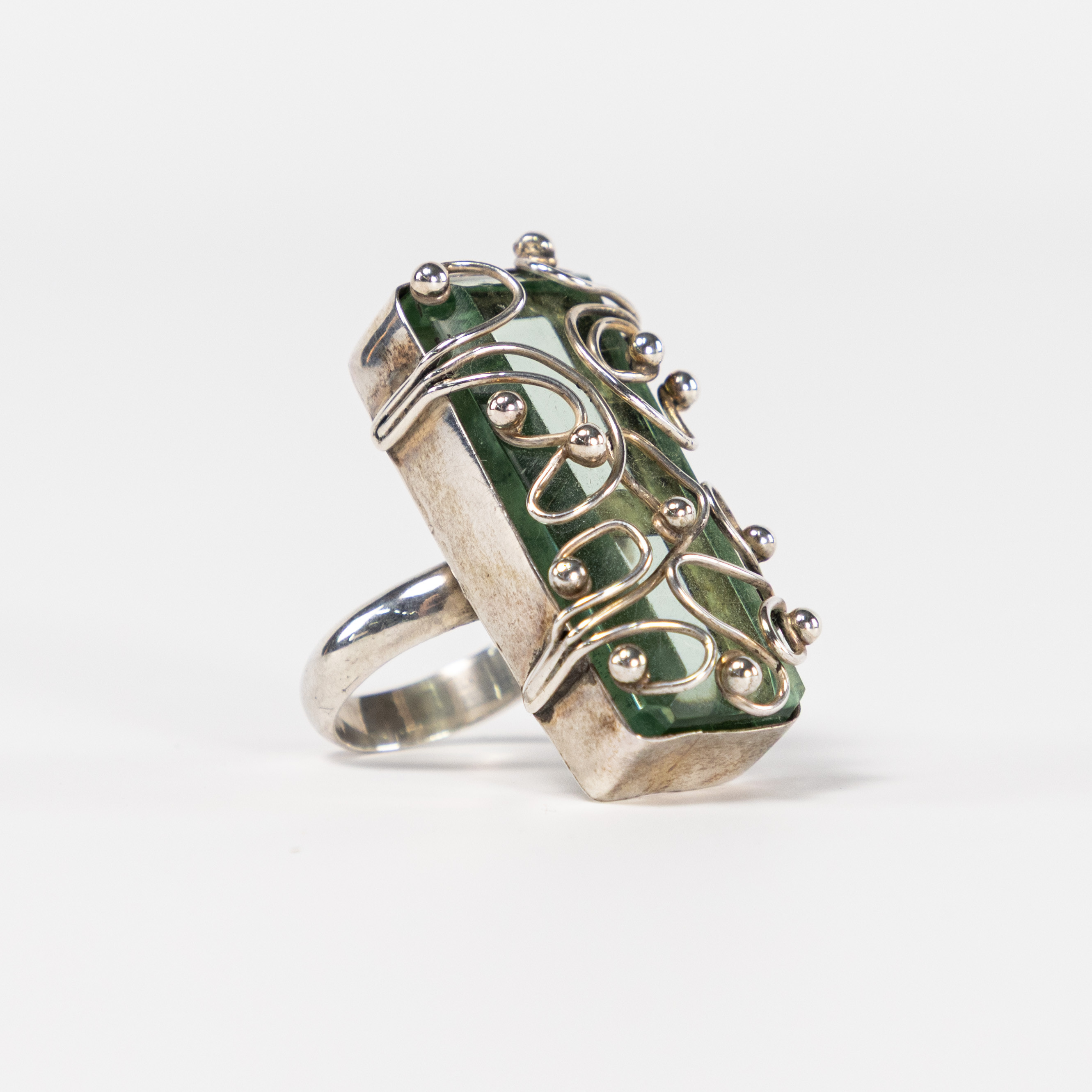 YVONE CHRISTA. Ring, silver med gröntonad sten.