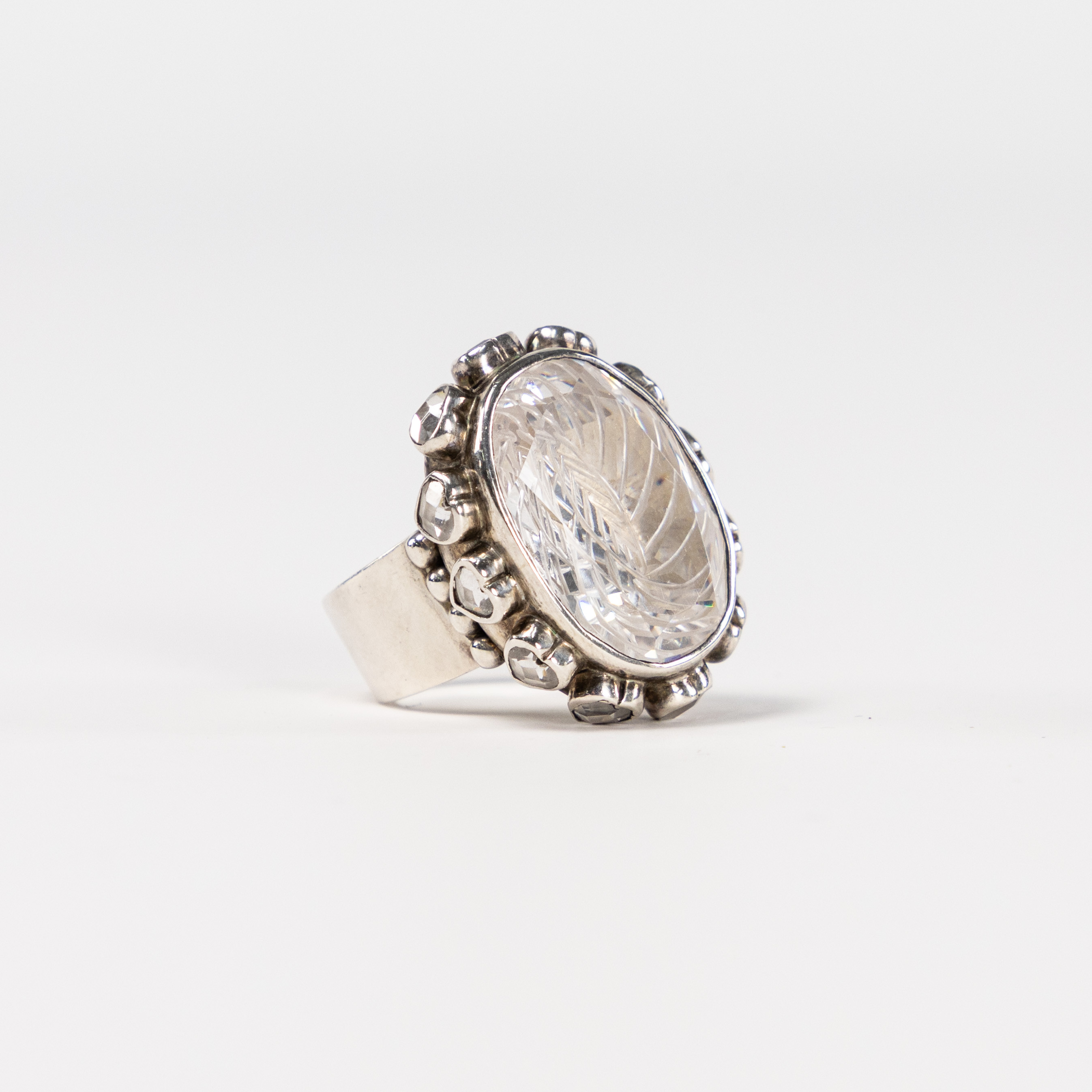 RING. Silver, vit sten, KumKum.
