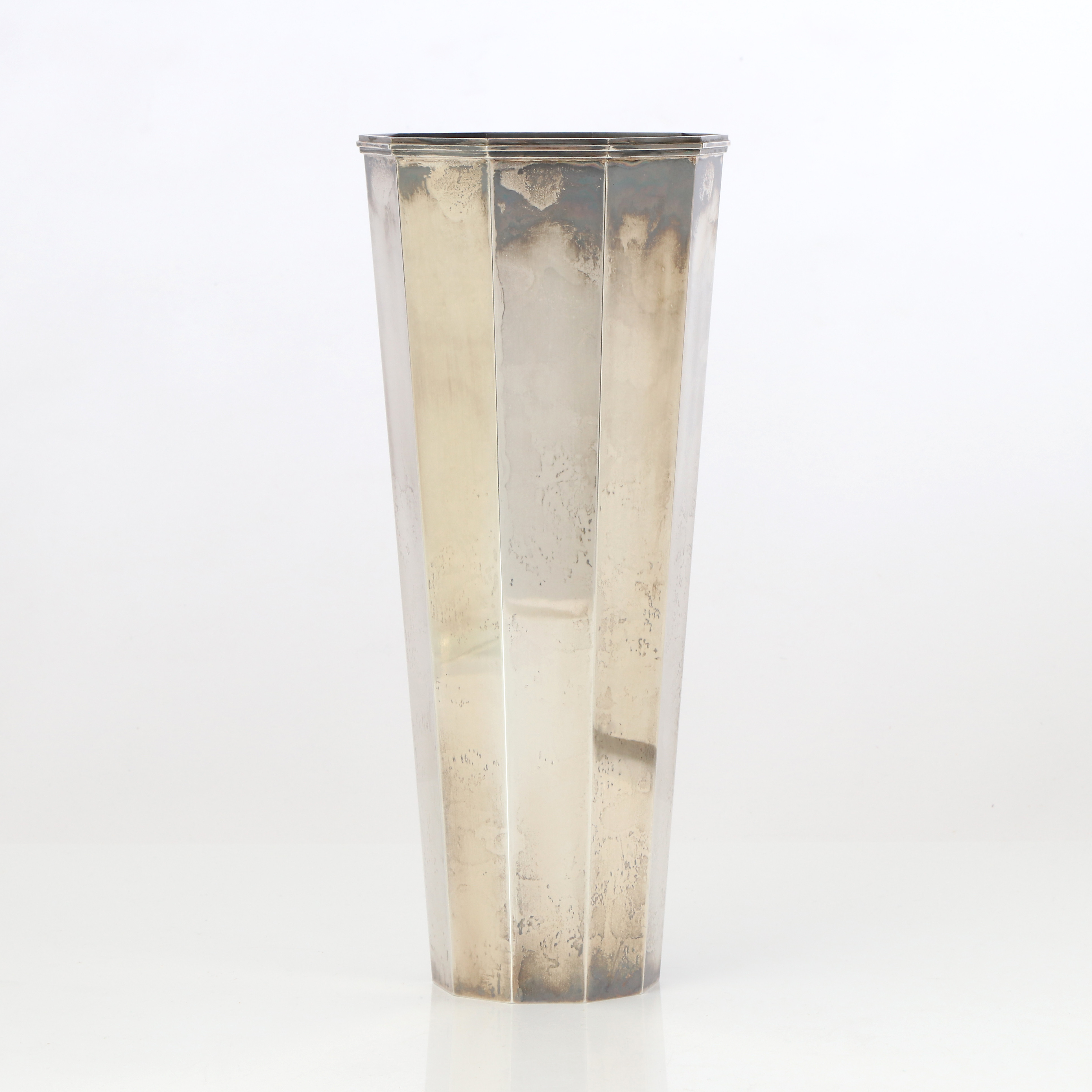 WIWEN NILSSON. VAS. Sterlingsilver. 10 kantig. Lund, 1955. Vikt ca 830 gram.