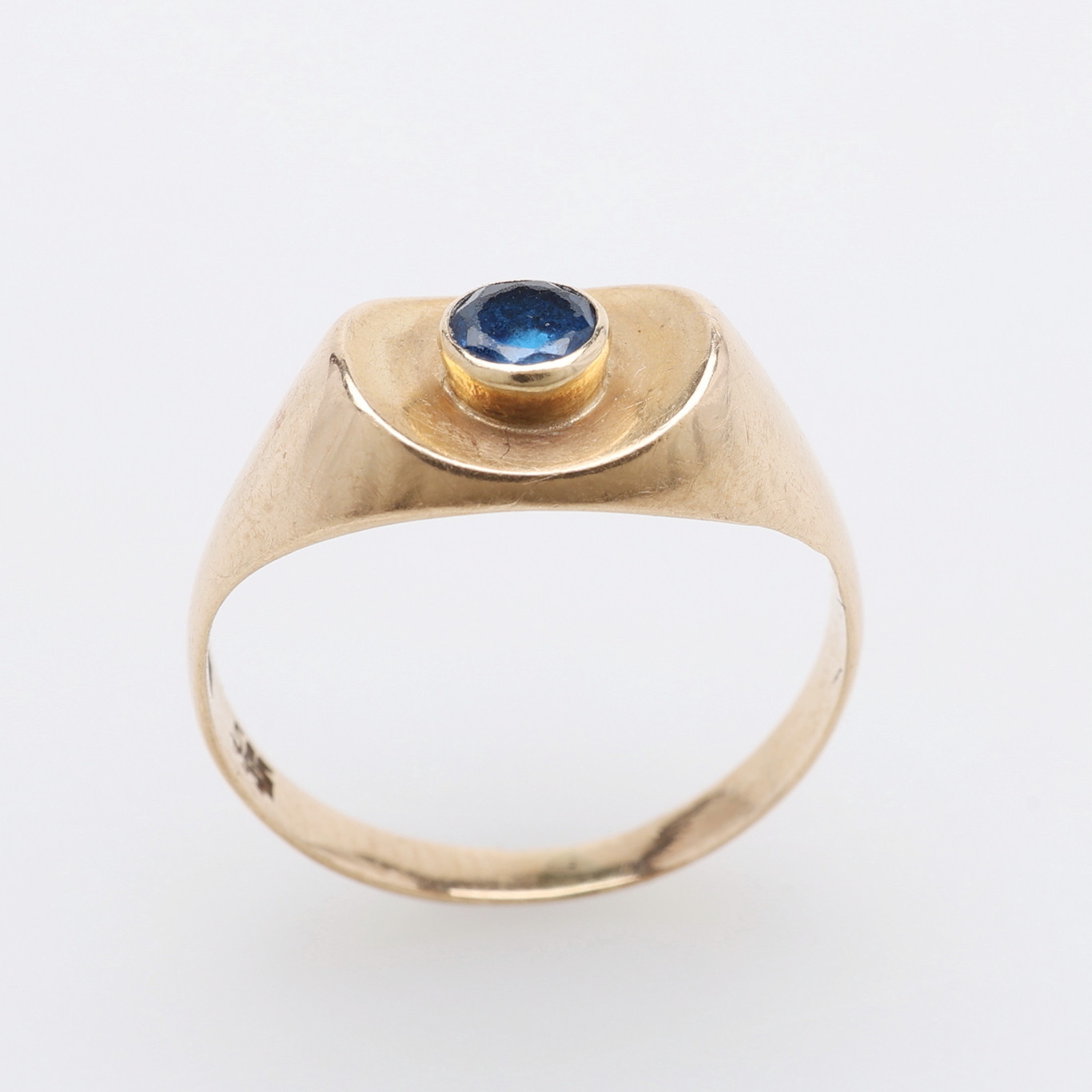 RING, 14K GULD & SYNTETISK BLÅ SPINELL, CIRKA 1,8 GRAM.