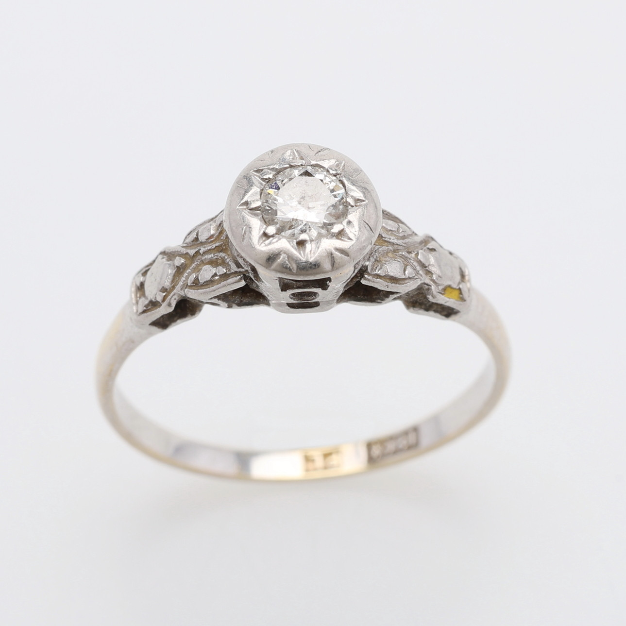 RING, 18K GULD & PLATINA, MED DIAMANT OM CIRKA 0,2 CT, TOTALT CIRKA 2,1 GRAM.