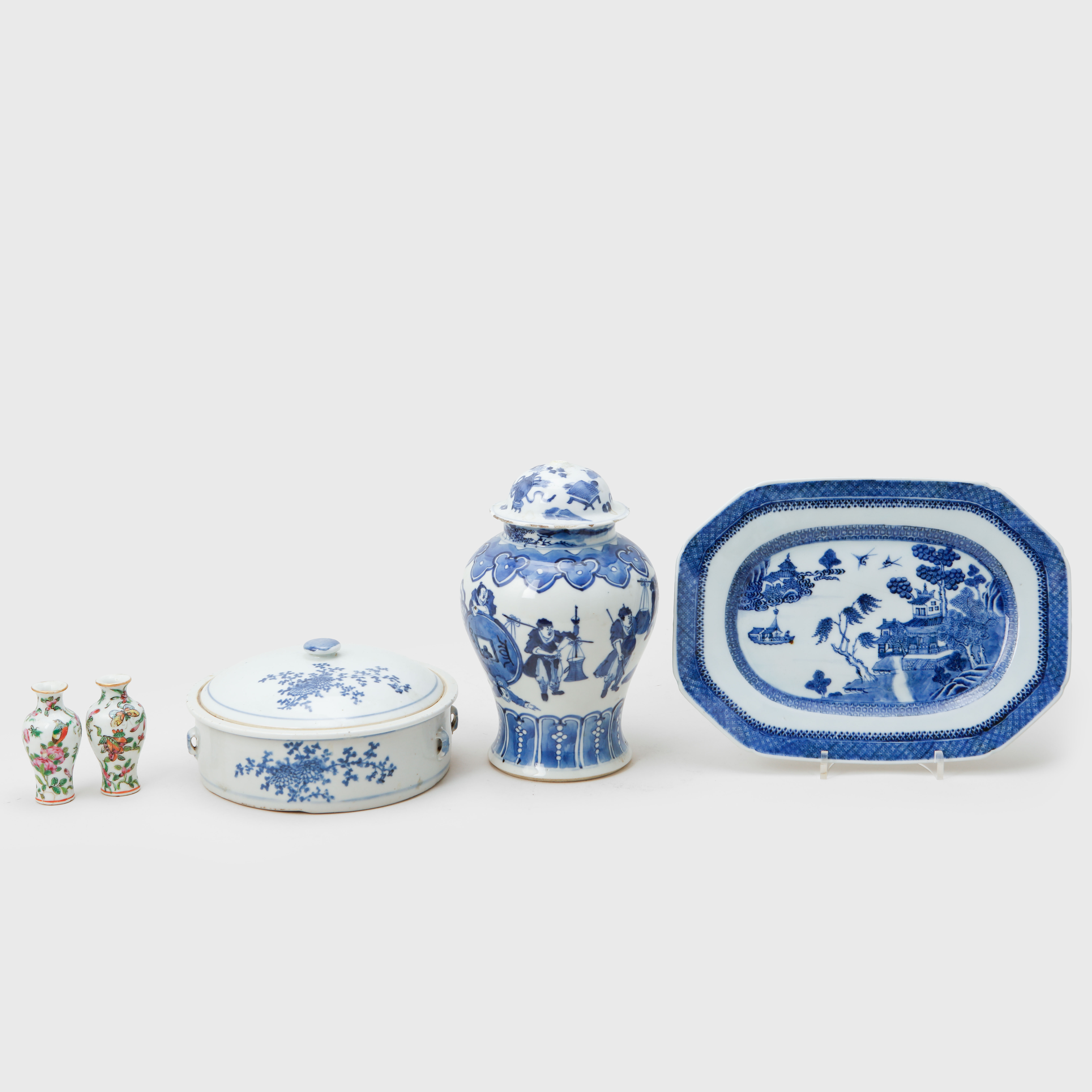 PORSLINSFÖREMÅL, 5 st, Kina, 18-1900-tal.