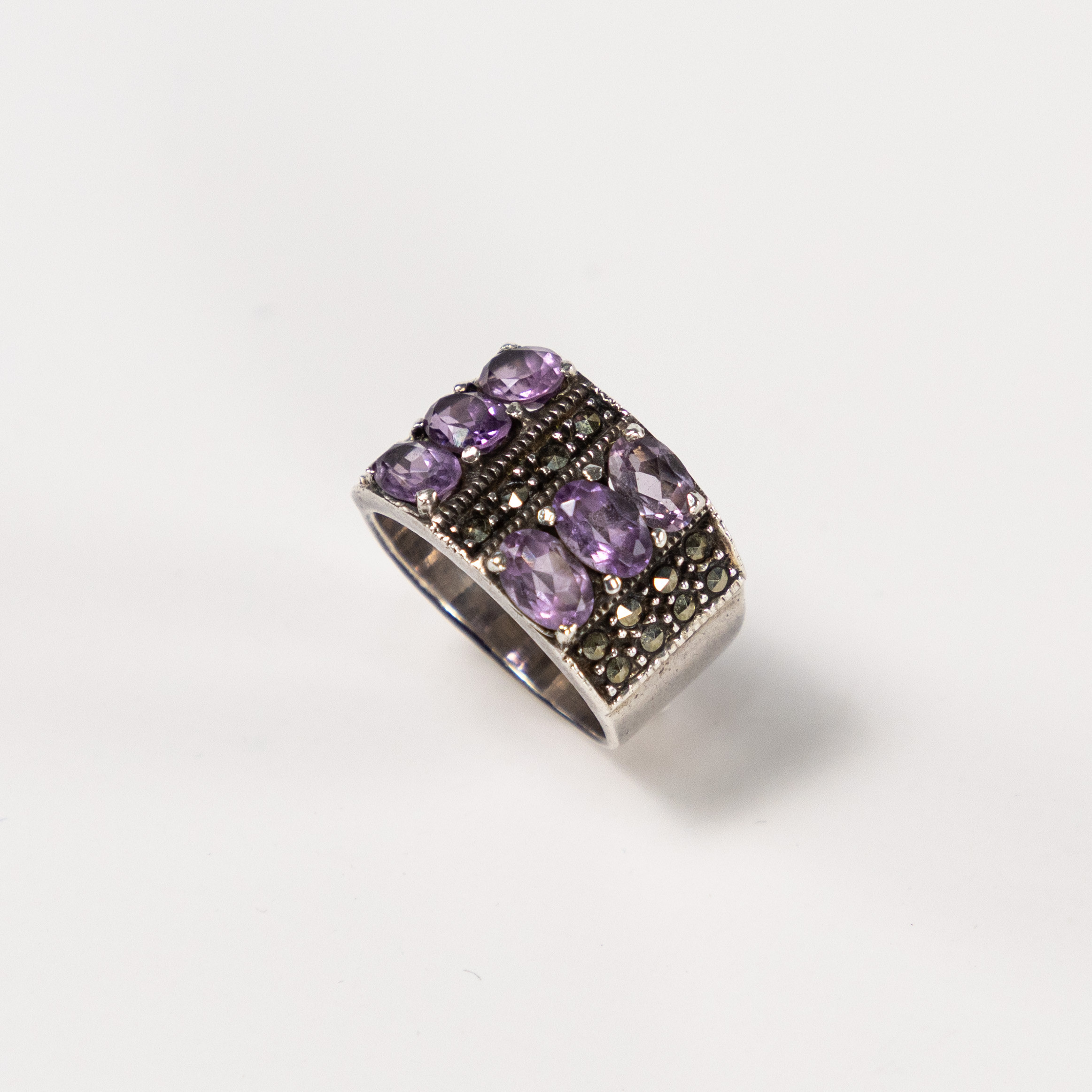 RING. Silver och lila stenar.