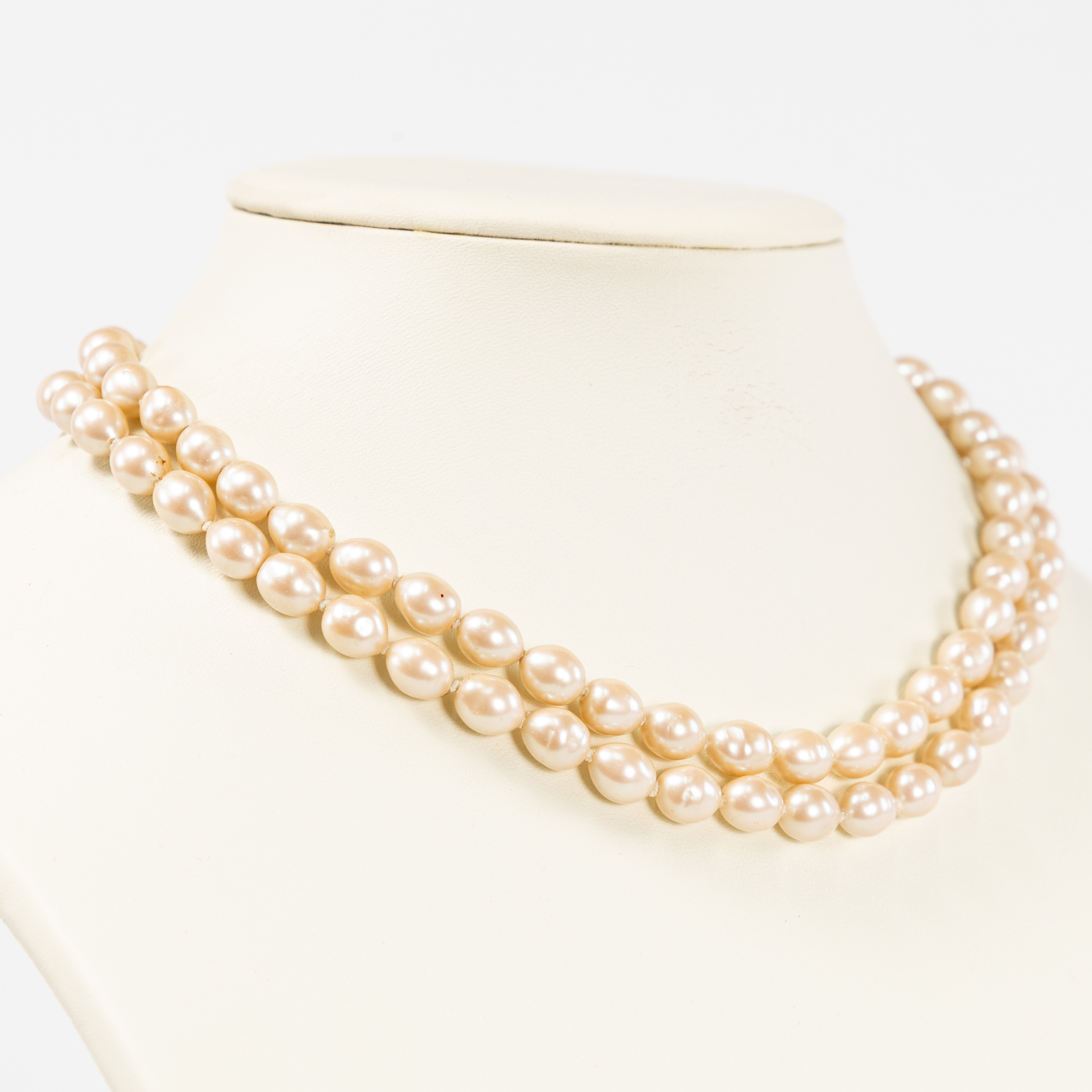 PÄRLCOLLIER. Tvåradigt.