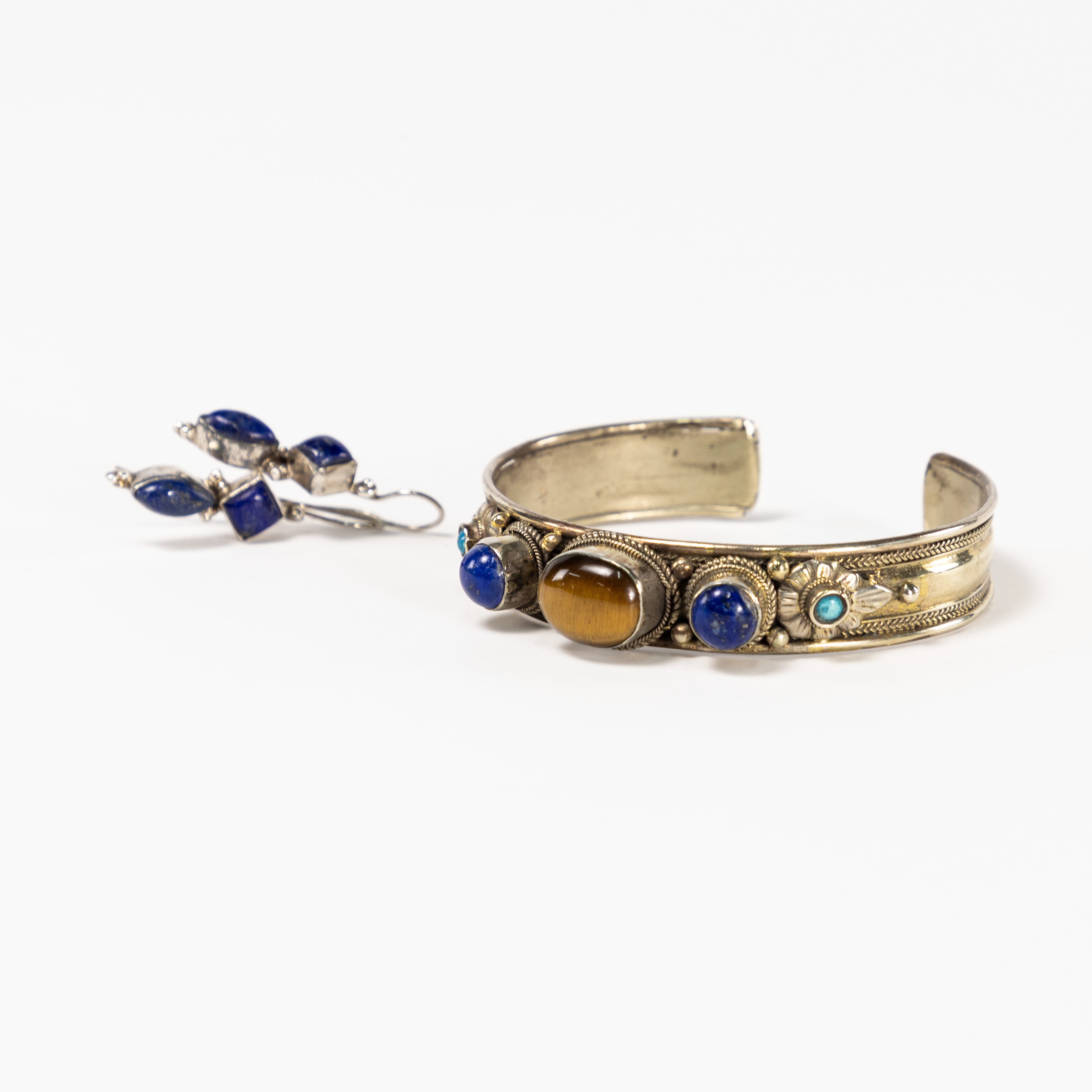 ARMBAND & ÖRHÄNGEN. Silver, Lapis Lazuli, Tigeröga & turkoser.