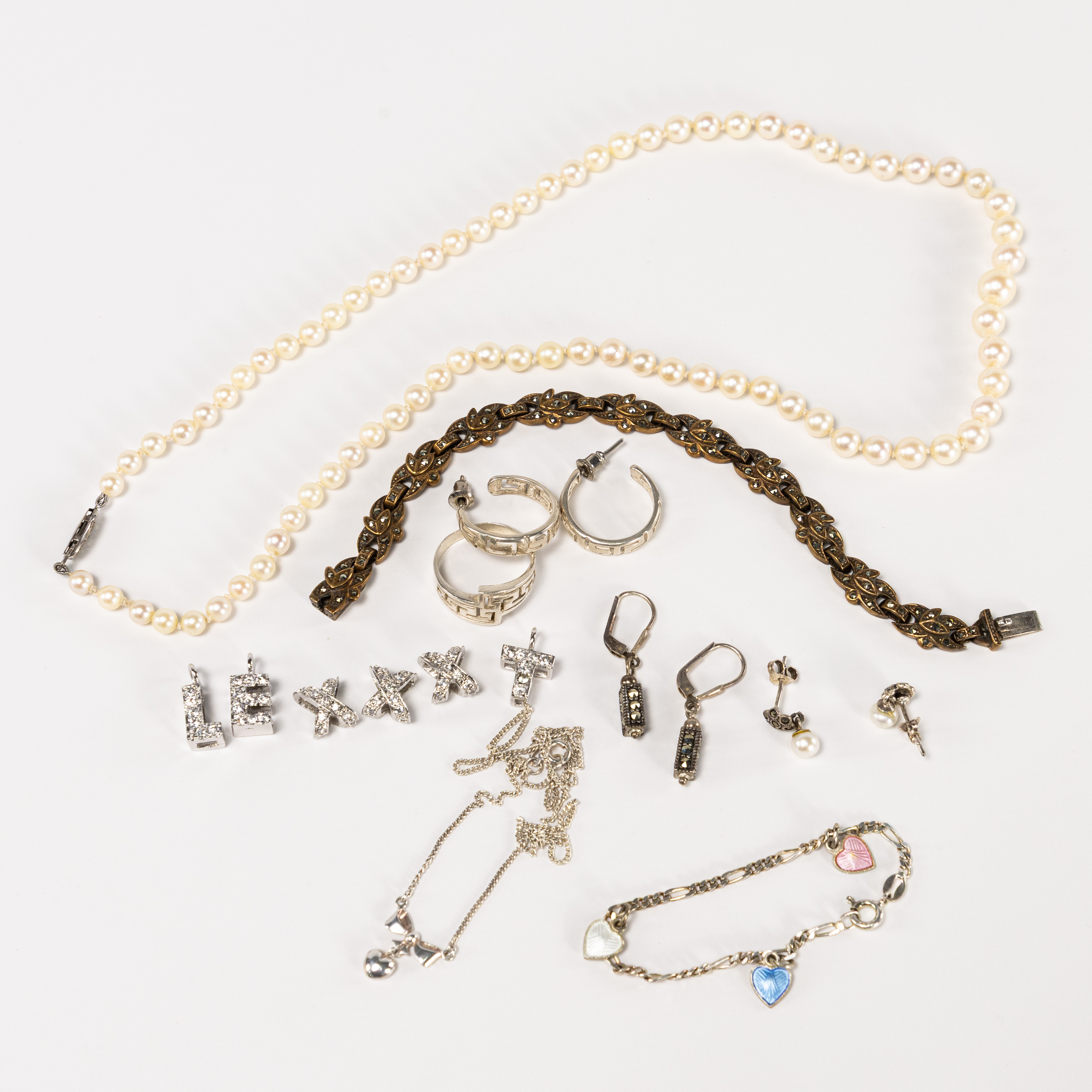 BIJOUTERIER. Mindre parti. Silver, pärlcollier, m.m.