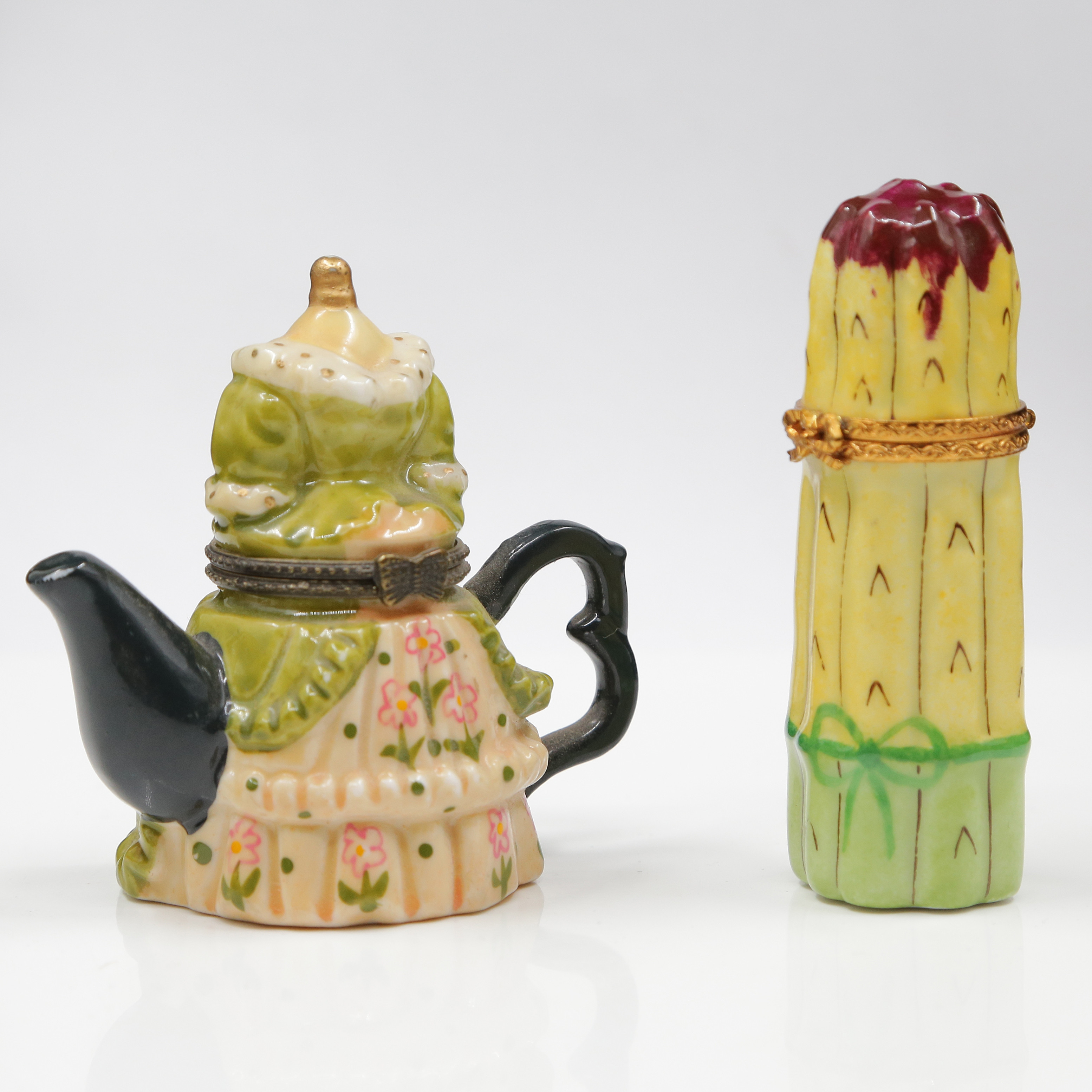 2 DOSOR, PORSLIN, "SPARRIS" LIMOGES FRANKRIKE SAMT "TEKANNA / KVINNA" OMÄRKT.