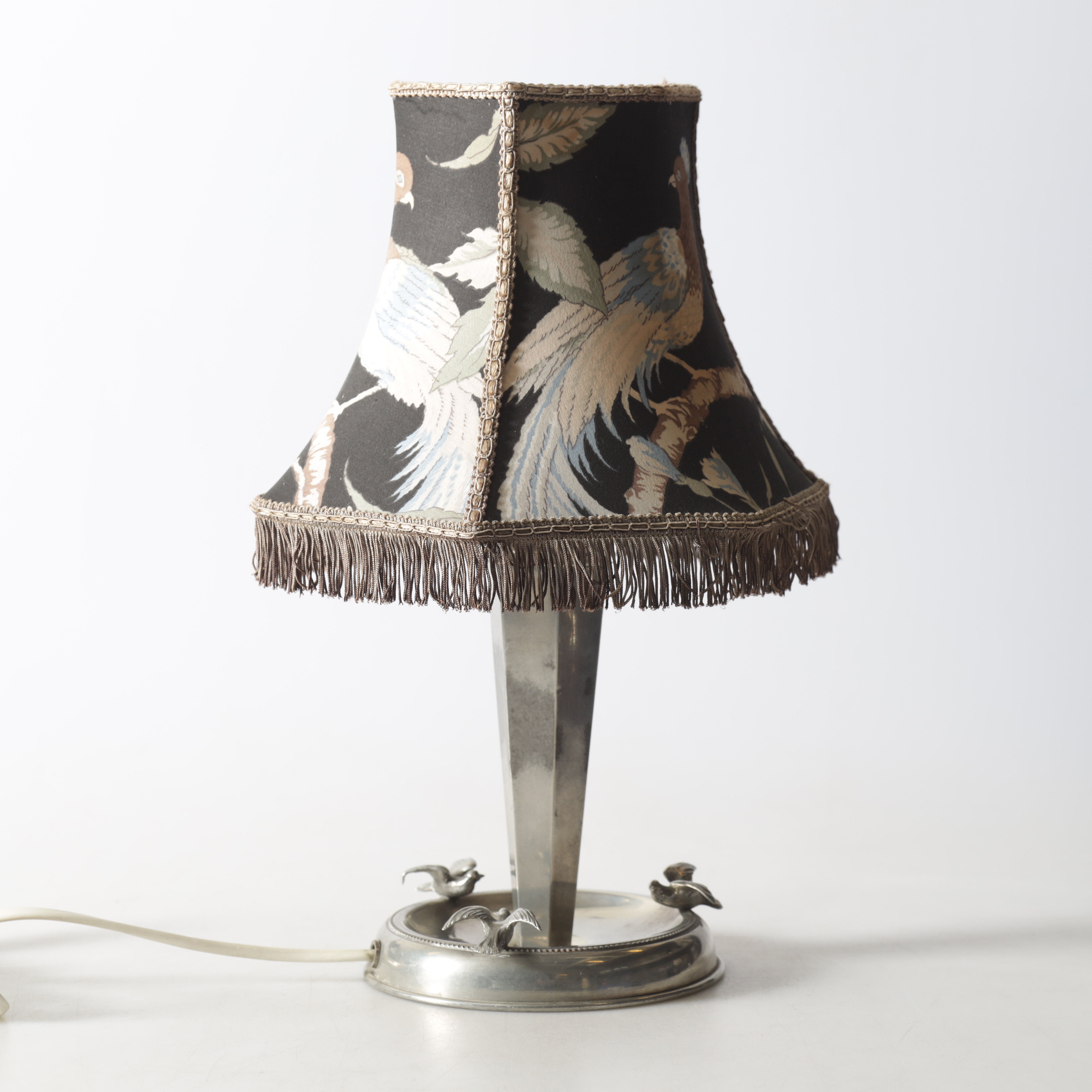 BORDSLAMPA, tenn, 1900-talets första hälft.