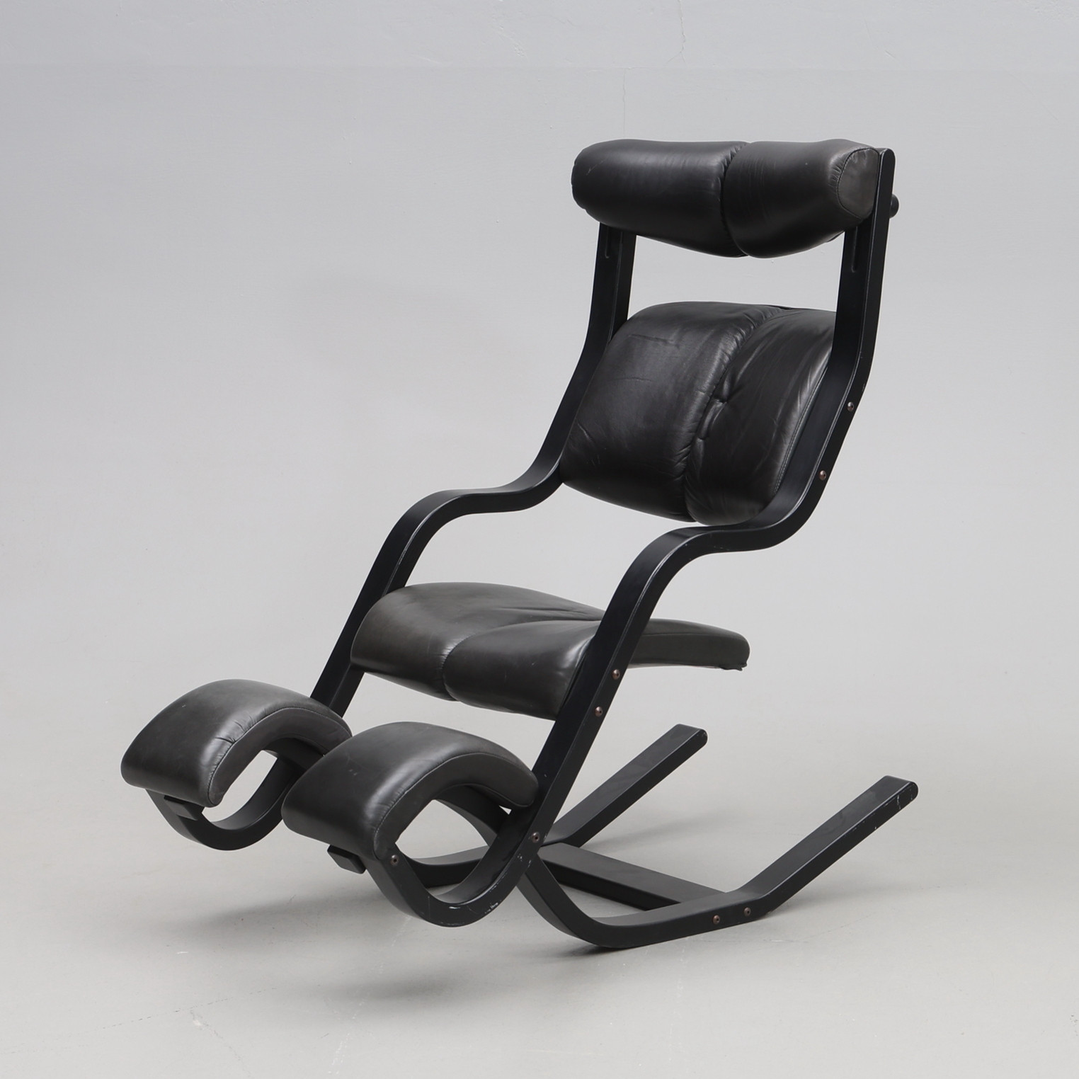 PETER OPSVIK. Fåtölj svart skinn/ Gungsstol, "Gravity balans" Stokke, Norge.