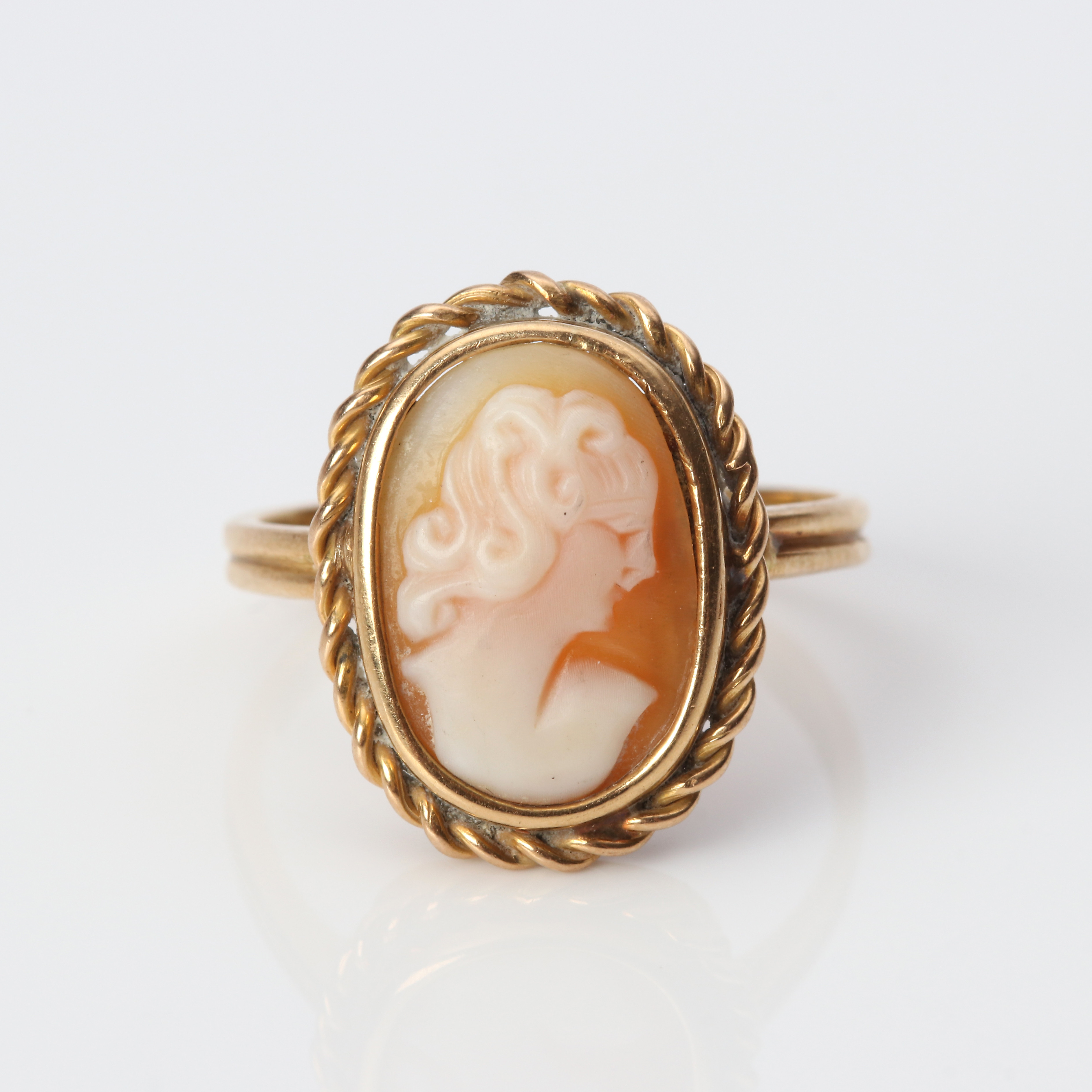 CAMÉRING. 18k guld med en snäckcamé, totalvikt ca 3,2 gram.