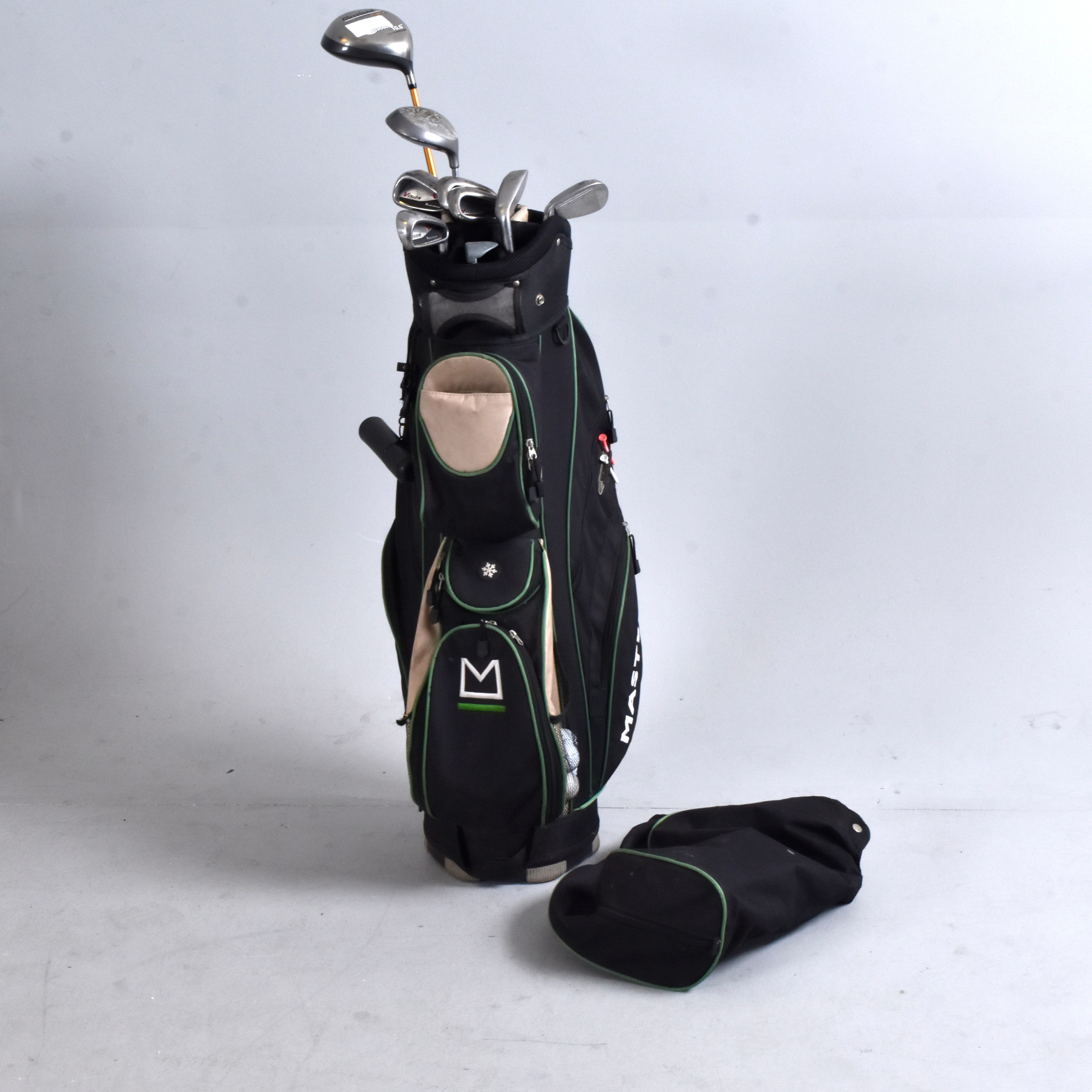 GOLFBAG, Master samt 9 klubbor, bl a Cleveland Launcher 460.