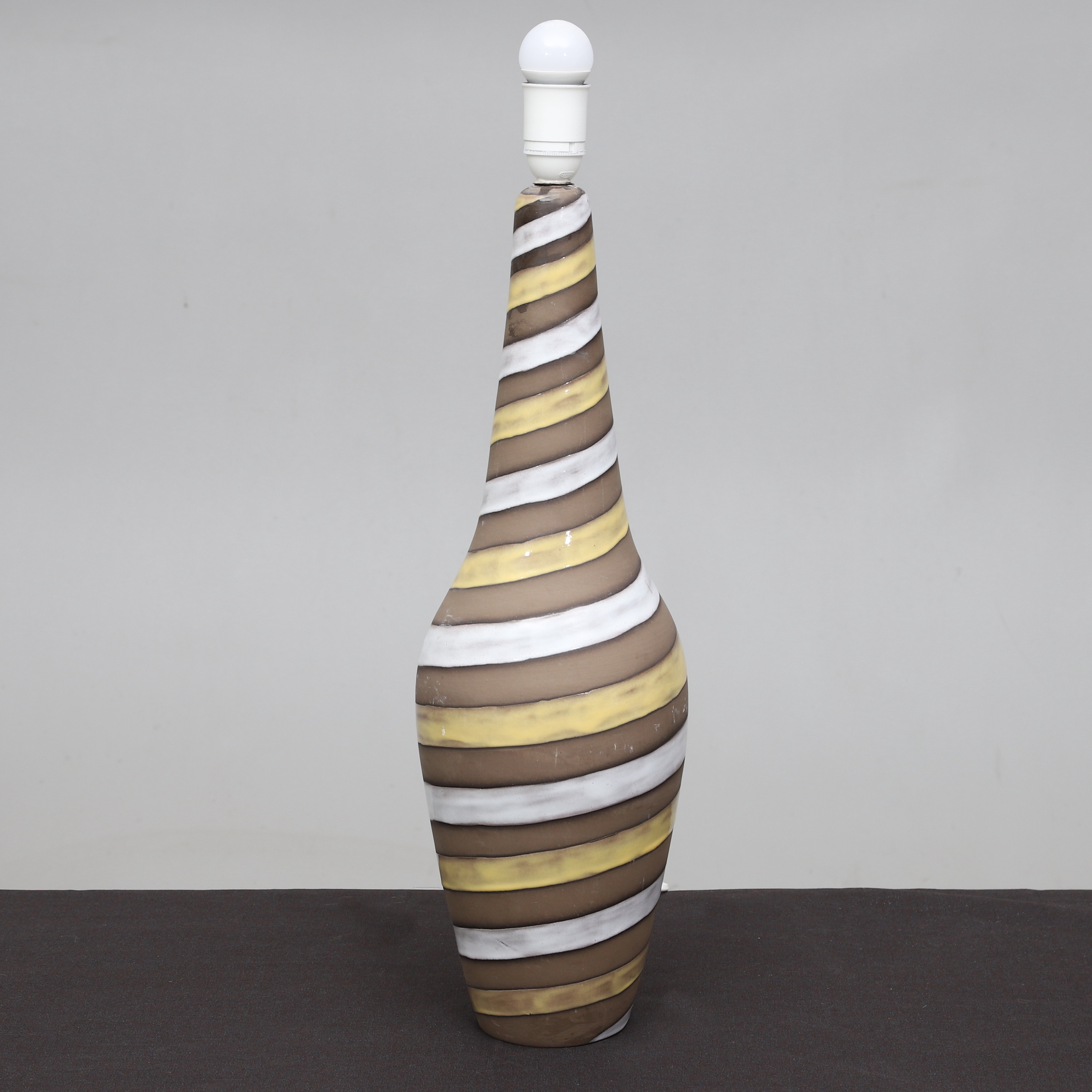 INGRID ATTERBERG. bordslampa, lergods, " Spiral", Upsala-Ekeby, 1940/50-tal.