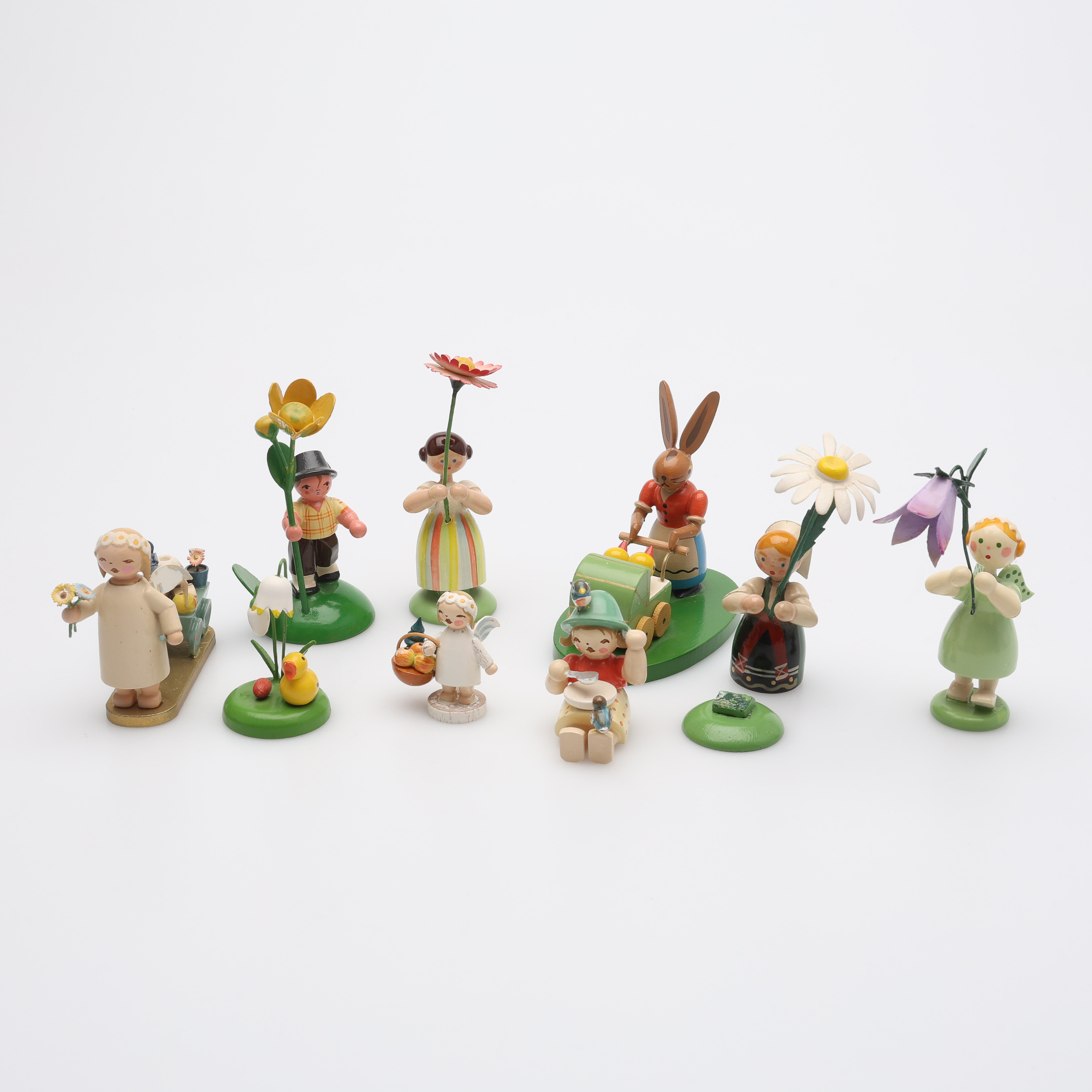 FIGURER, NIO STYCKEN, BLAND ANNAT BLOMSTERBARN, ERZGEBIRGE, TYSKLAND.